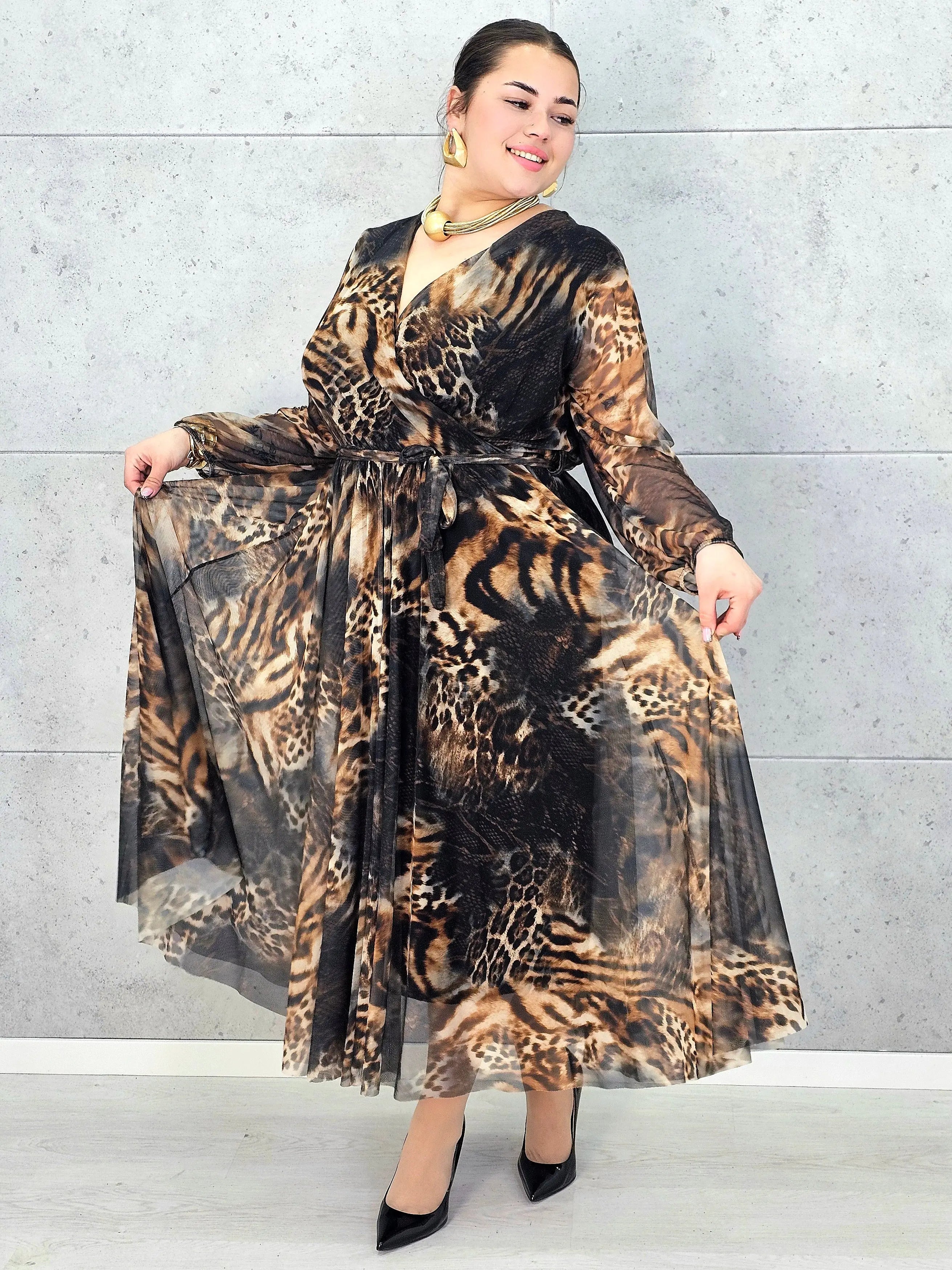 Sukienka plus size kopertowa w panterkowy wzór – elegancja i lekkość Stylowa XL