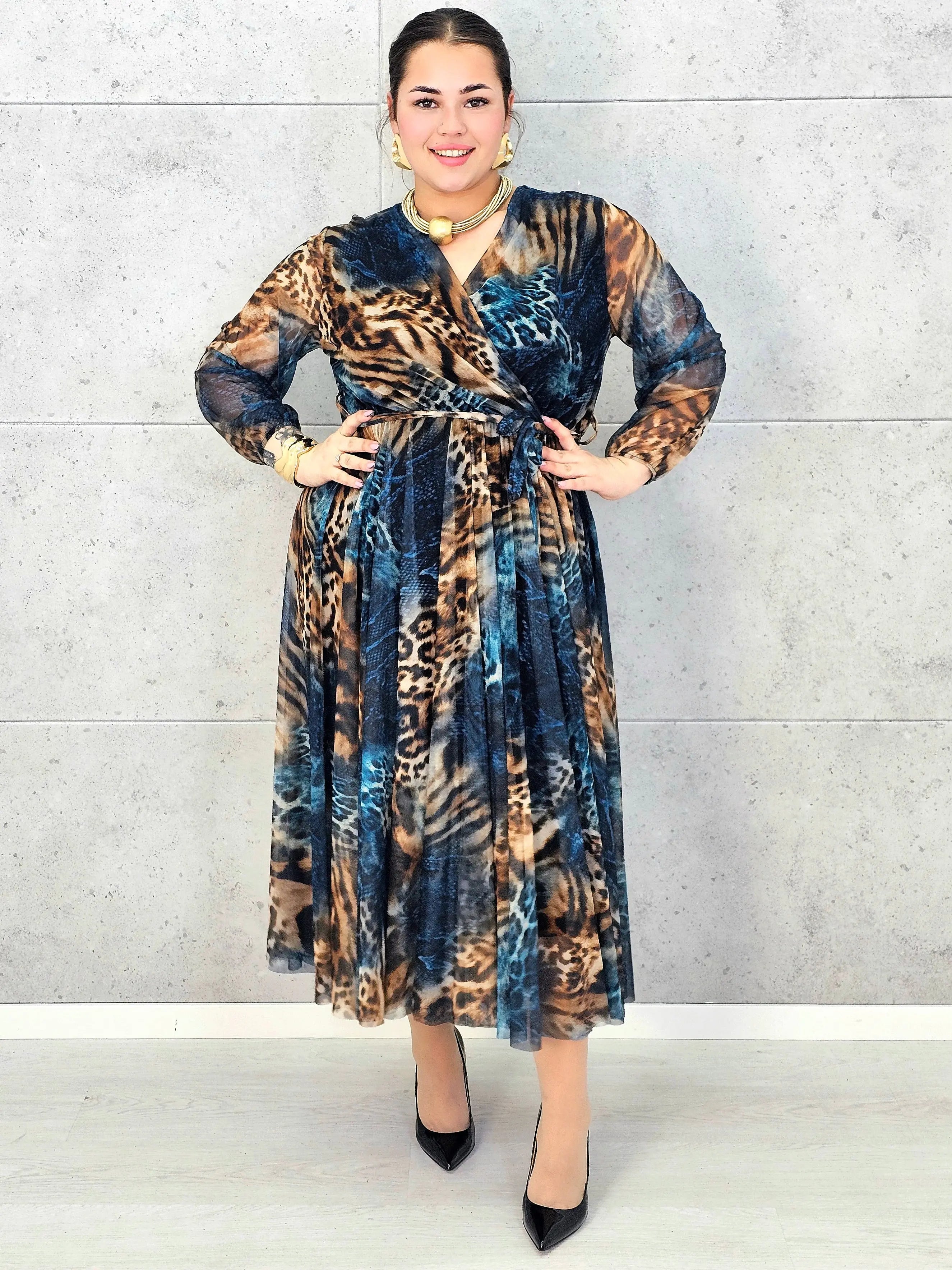 Sukienka plus size kopertowa w panterkowy wzór – elegancja i lekkość Stylowa XL