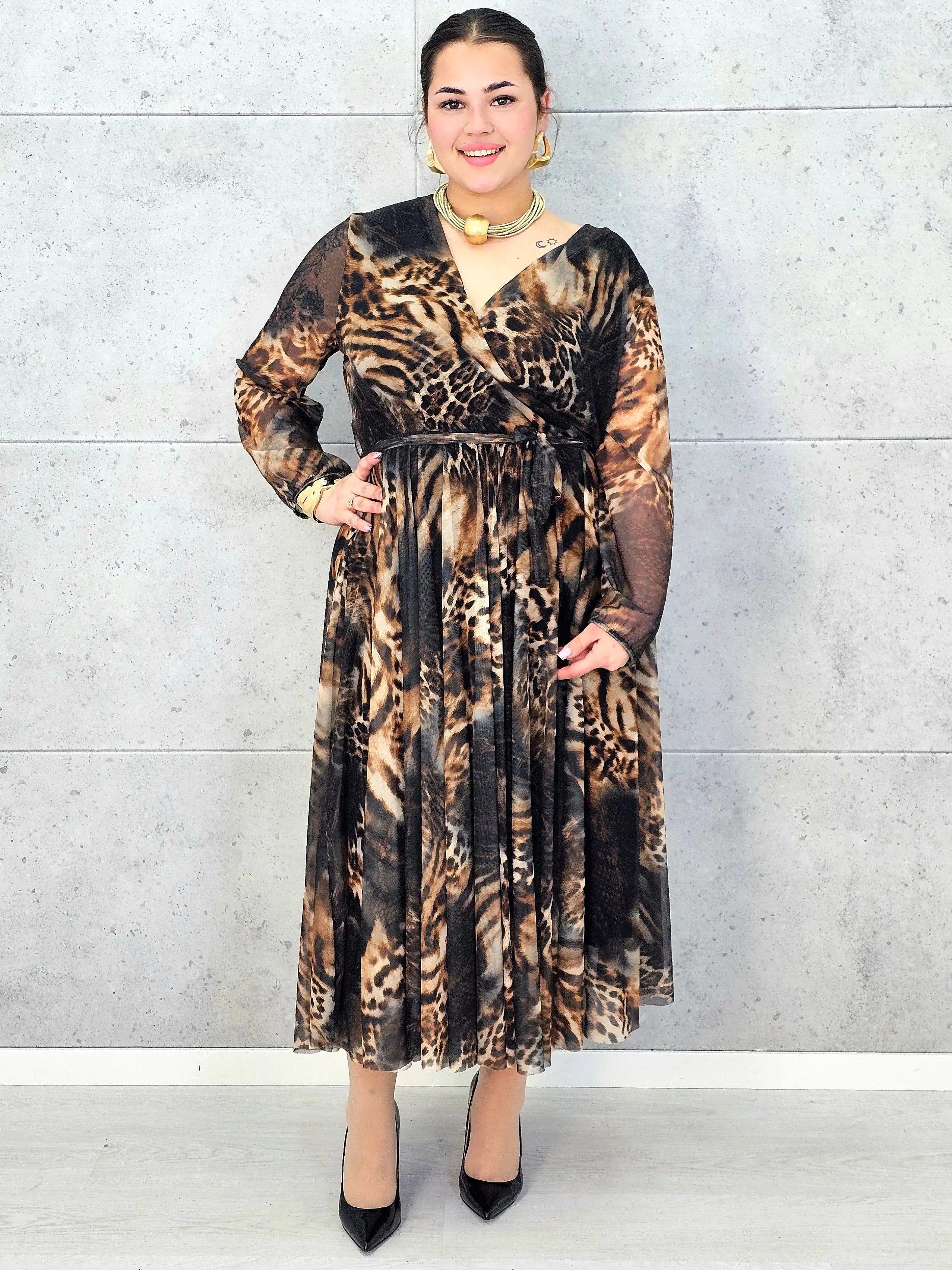 Sukienka plus size kopertowa w panterkowy wzór – elegancja i lekkość Stylowa XL