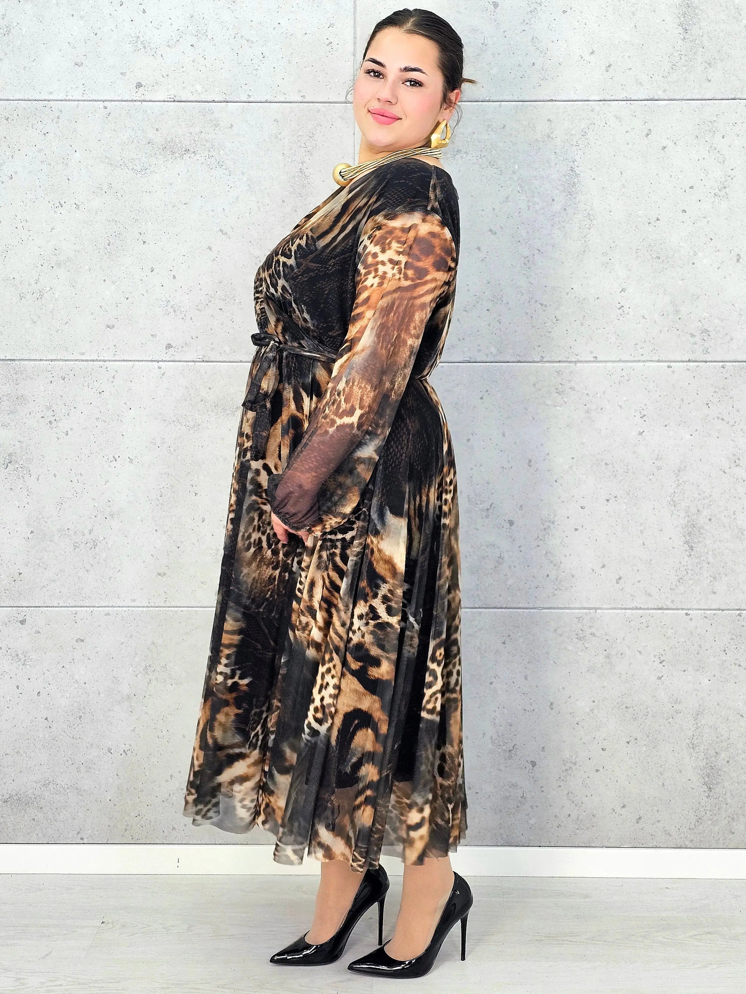 Sukienka plus size kopertowa w panterkowy wzór – elegancja i lekkość Stylowa XL