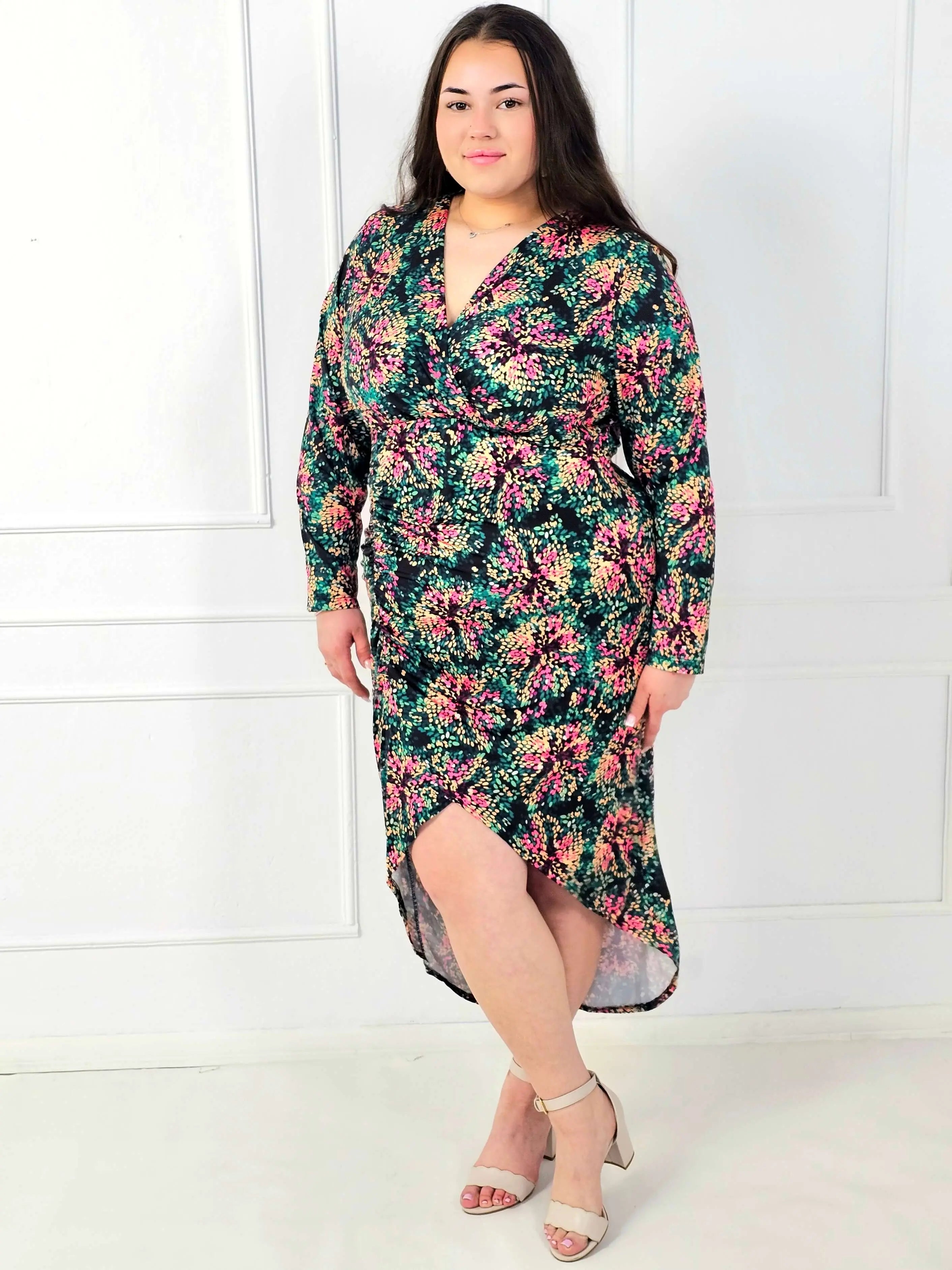 Sukienka plus size kopertowa we wzór kwiatowy – elegancka sukienka XXL z rozcięciem Stylowa XL