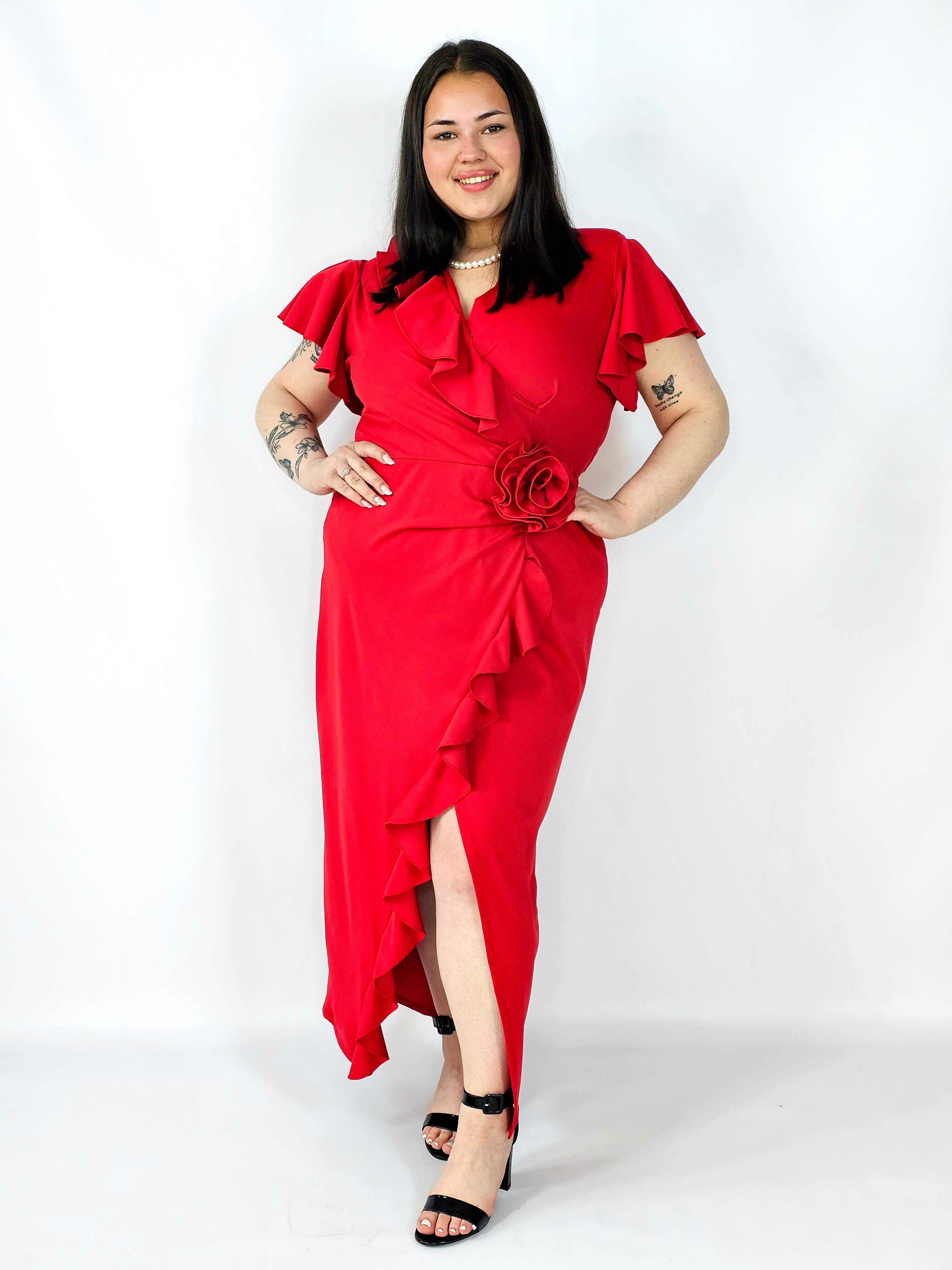 Sukienka plus size kopertowa z falbaną i ozdobnym kwiatem – elegancja w wersji XXL Stylowa XL