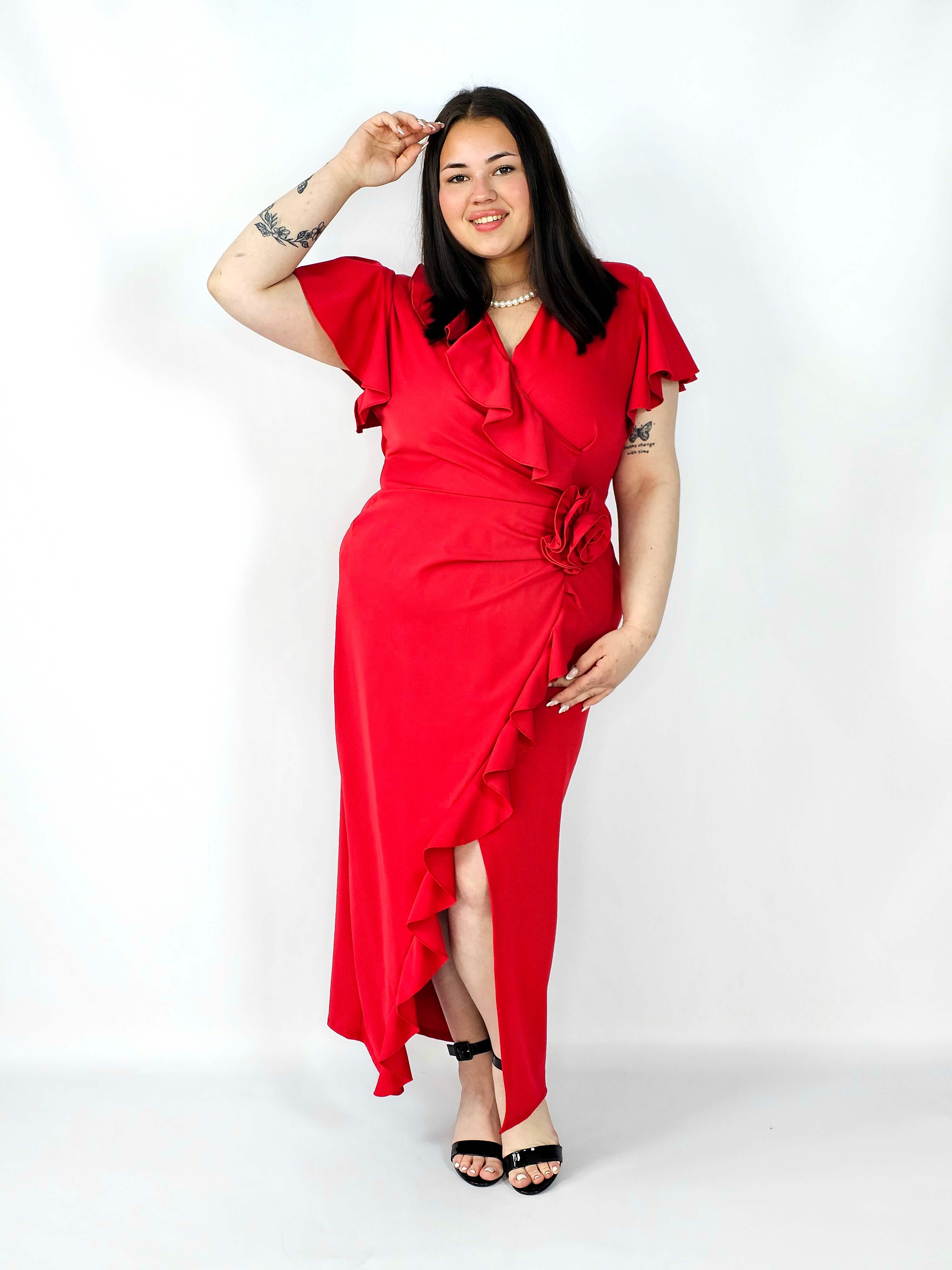 Sukienka plus size kopertowa z falbaną i ozdobnym kwiatem – elegancja w wersji XXL Stylowa XL