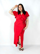Sukienka plus size kopertowa z falbaną i ozdobnym kwiatem – elegancja w wersji XXL Stylowa XL