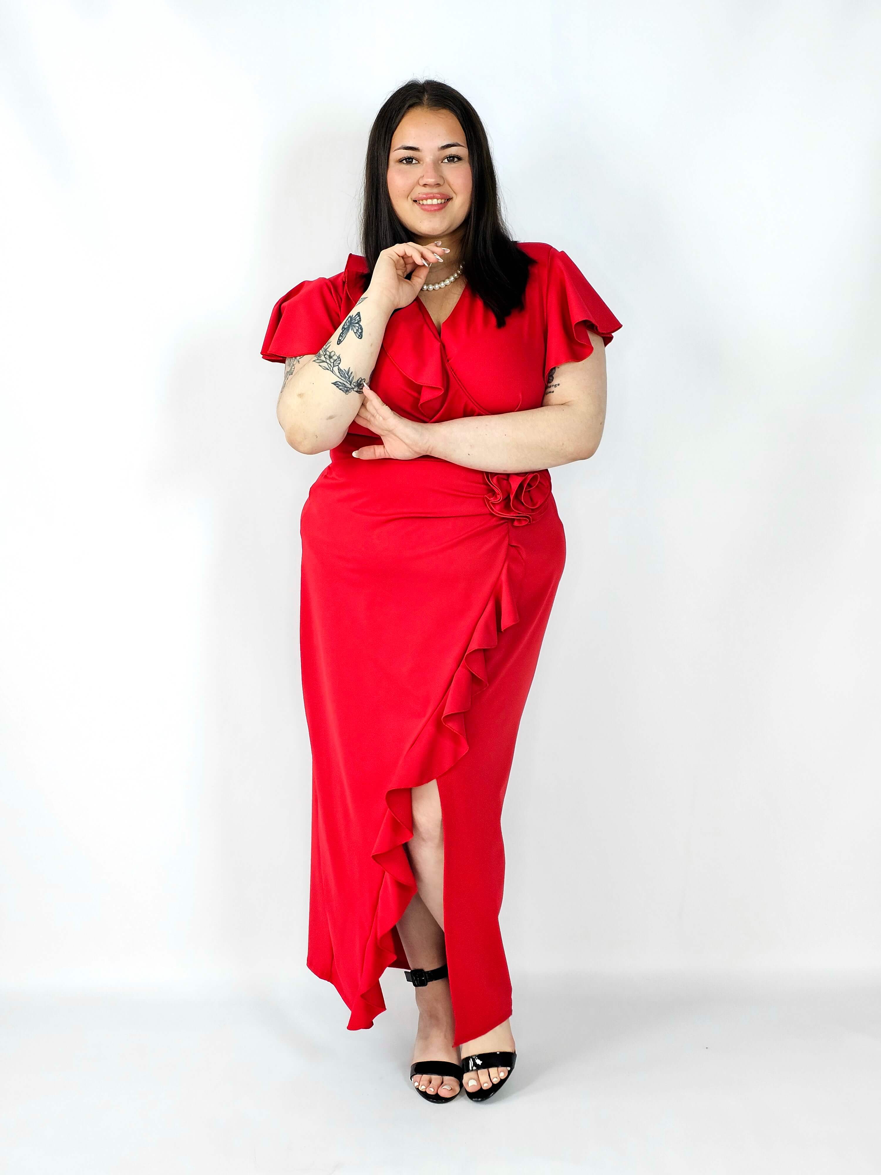 Sukienka plus size kopertowa z falbaną i ozdobnym kwiatem – elegancja w wersji XXL Stylowa XL