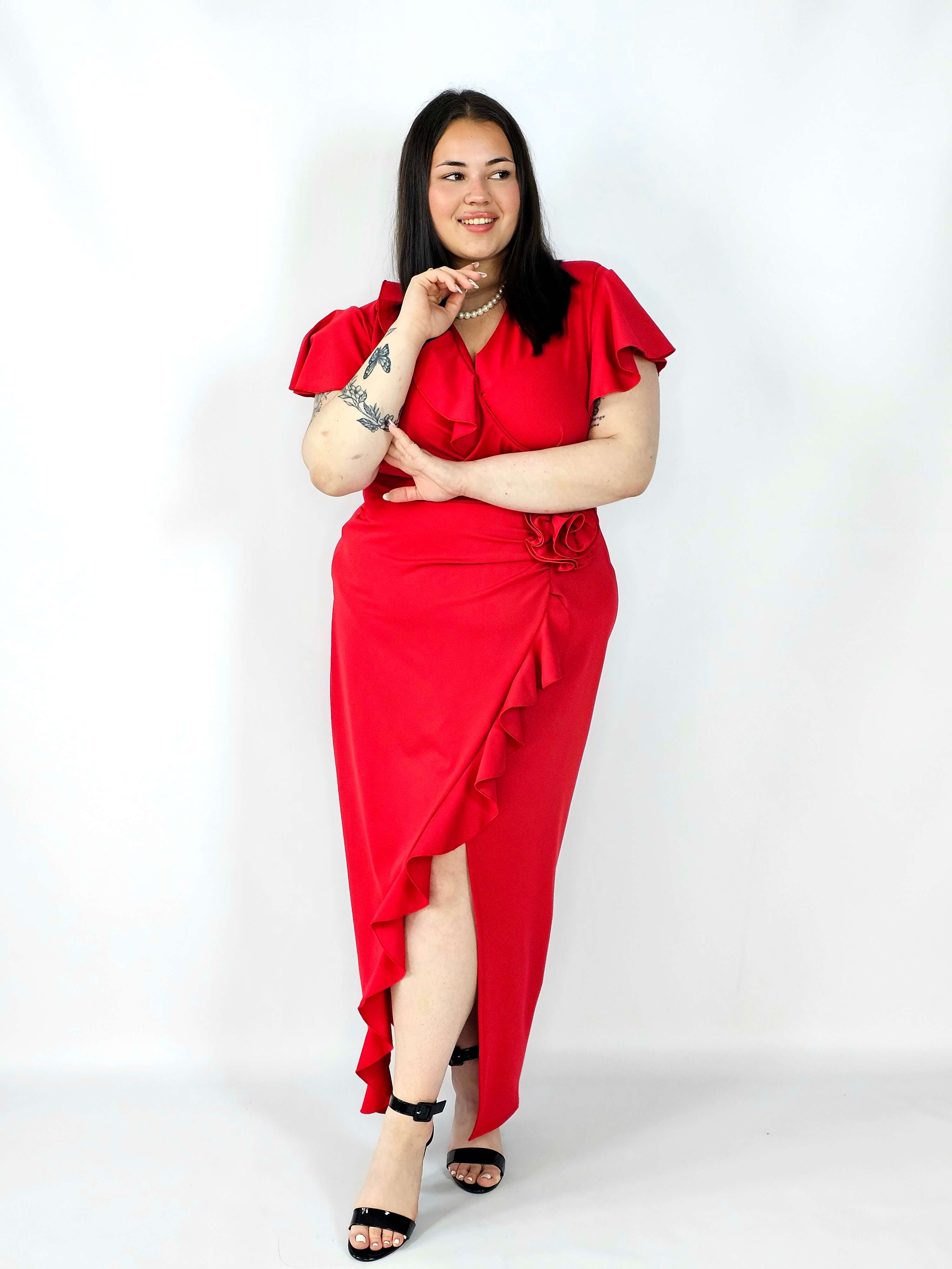 Sukienka plus size kopertowa z falbaną i ozdobnym kwiatem – elegancja w wersji XXL Stylowa XL