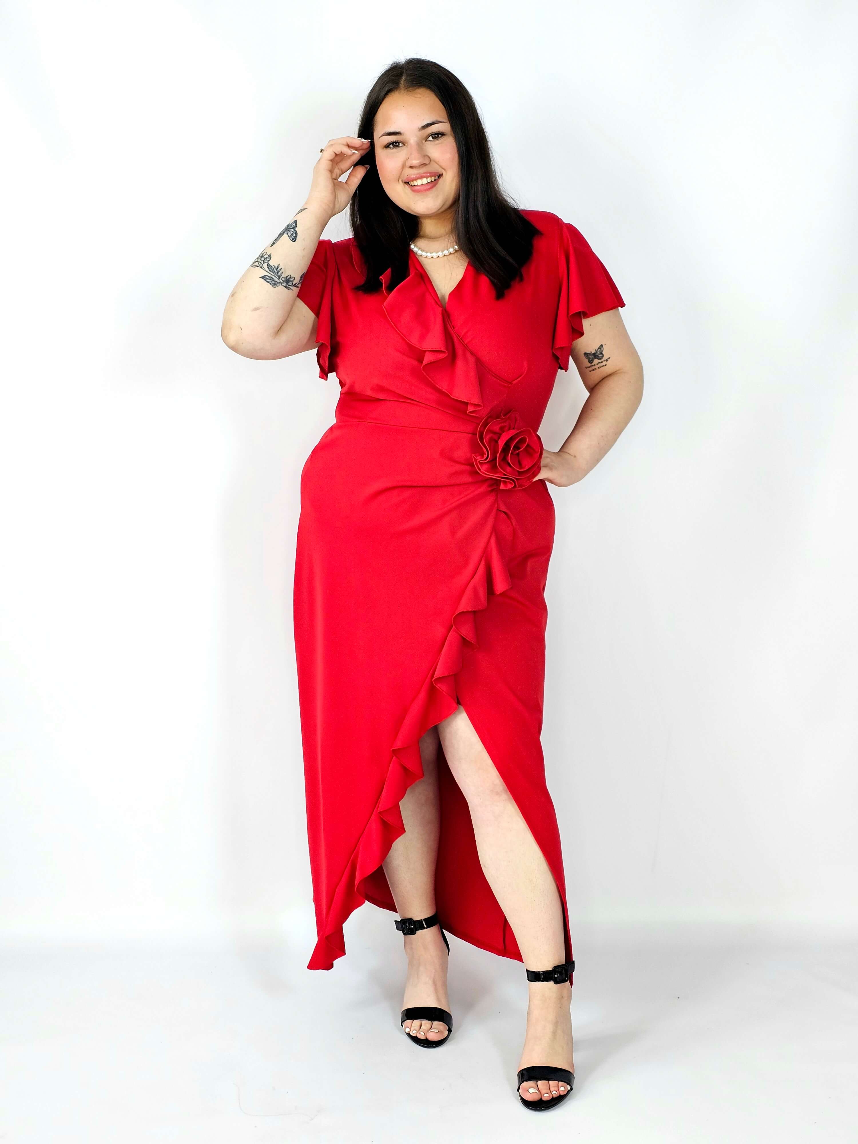 Sukienka plus size kopertowa z falbaną i ozdobnym kwiatem – elegancja w wersji XXL Stylowa XL