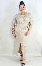 Sukienka plus size kopertowa z falbankowym rękawem – elegancja XXL Stylowa XL