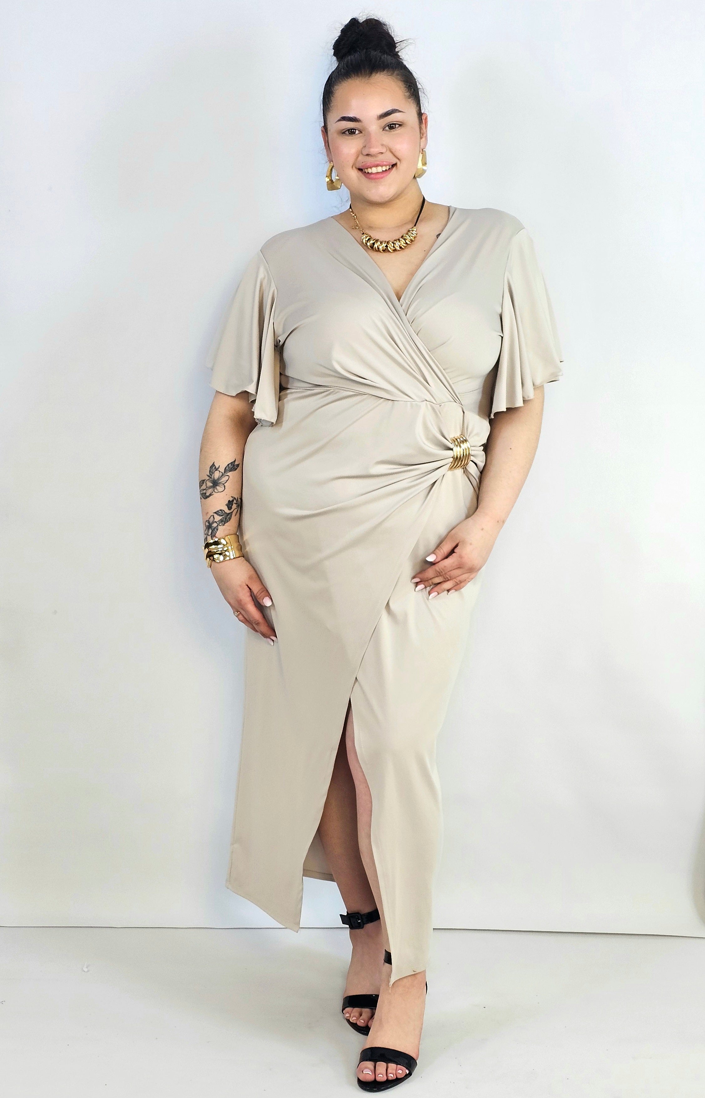 Sukienka plus size kopertowa z falbankowym rękawem – elegancja XXL Stylowa XL