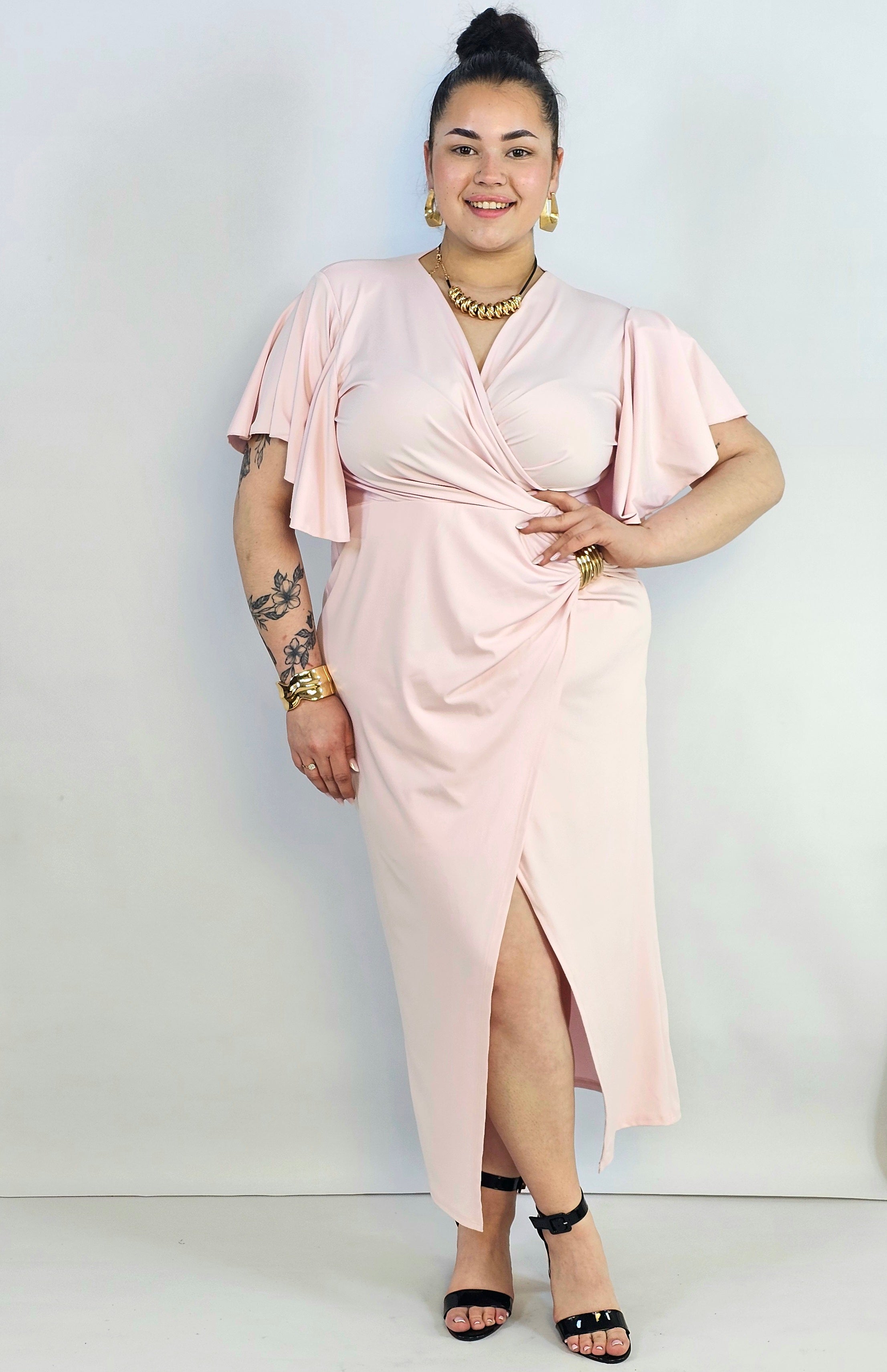 Sukienka plus size kopertowa z falbankowym rękawem – elegancja XXL Stylowa XL