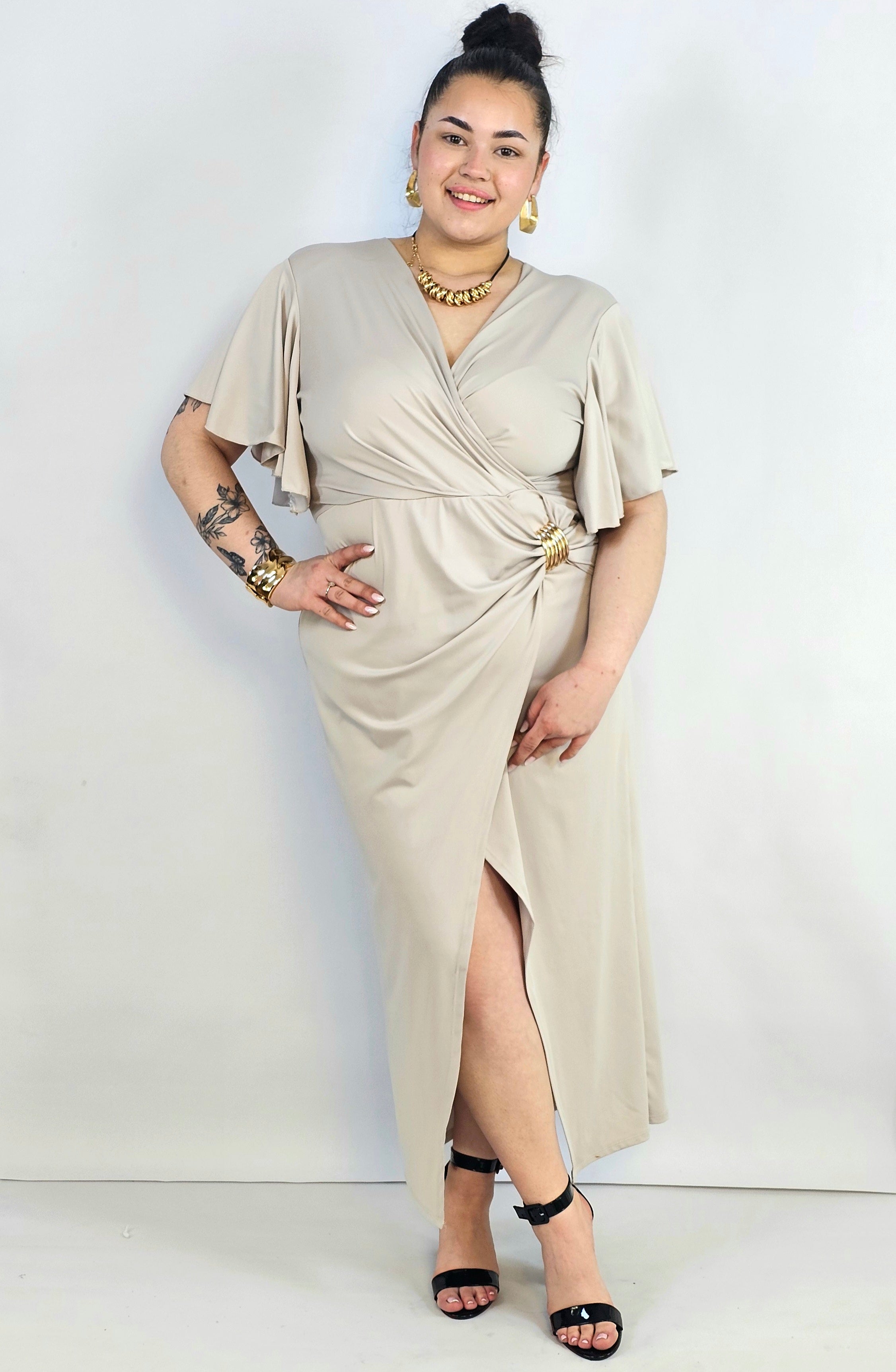 Sukienka plus size kopertowa z falbankowym rękawem – elegancja XXL Stylowa XL