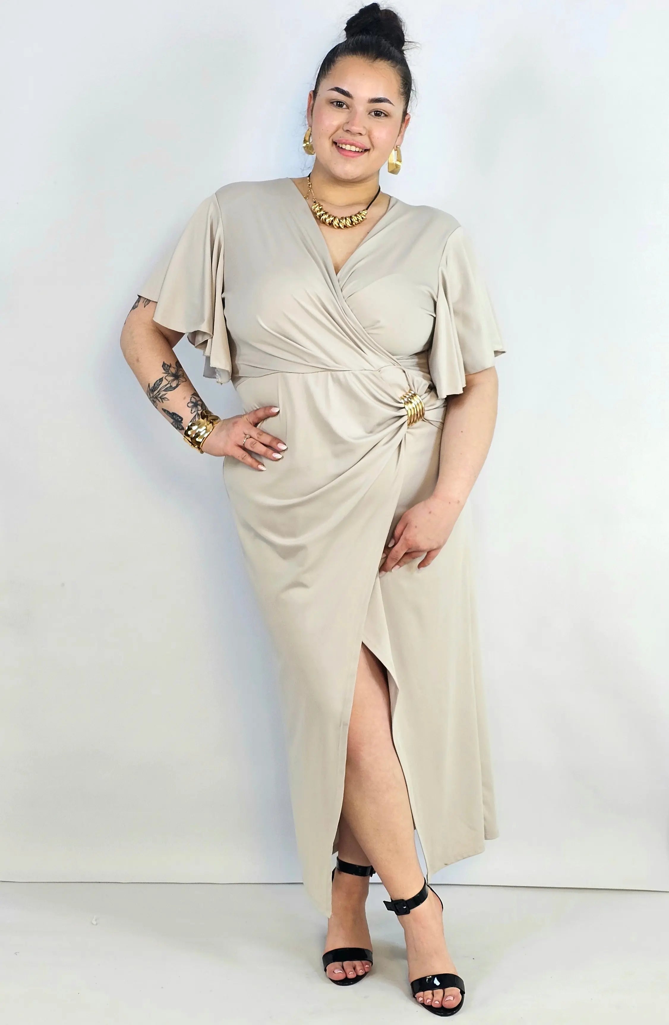 Sukienka plus size kopertowa z falbankowym rękawem – elegancja XXL Stylowa XL