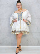 Sukienka plus size koronkowa boho z frędzlami – biała Stylowa XL