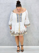 Sukienka plus size koronkowa boho z frędzlami – biała Stylowa XL