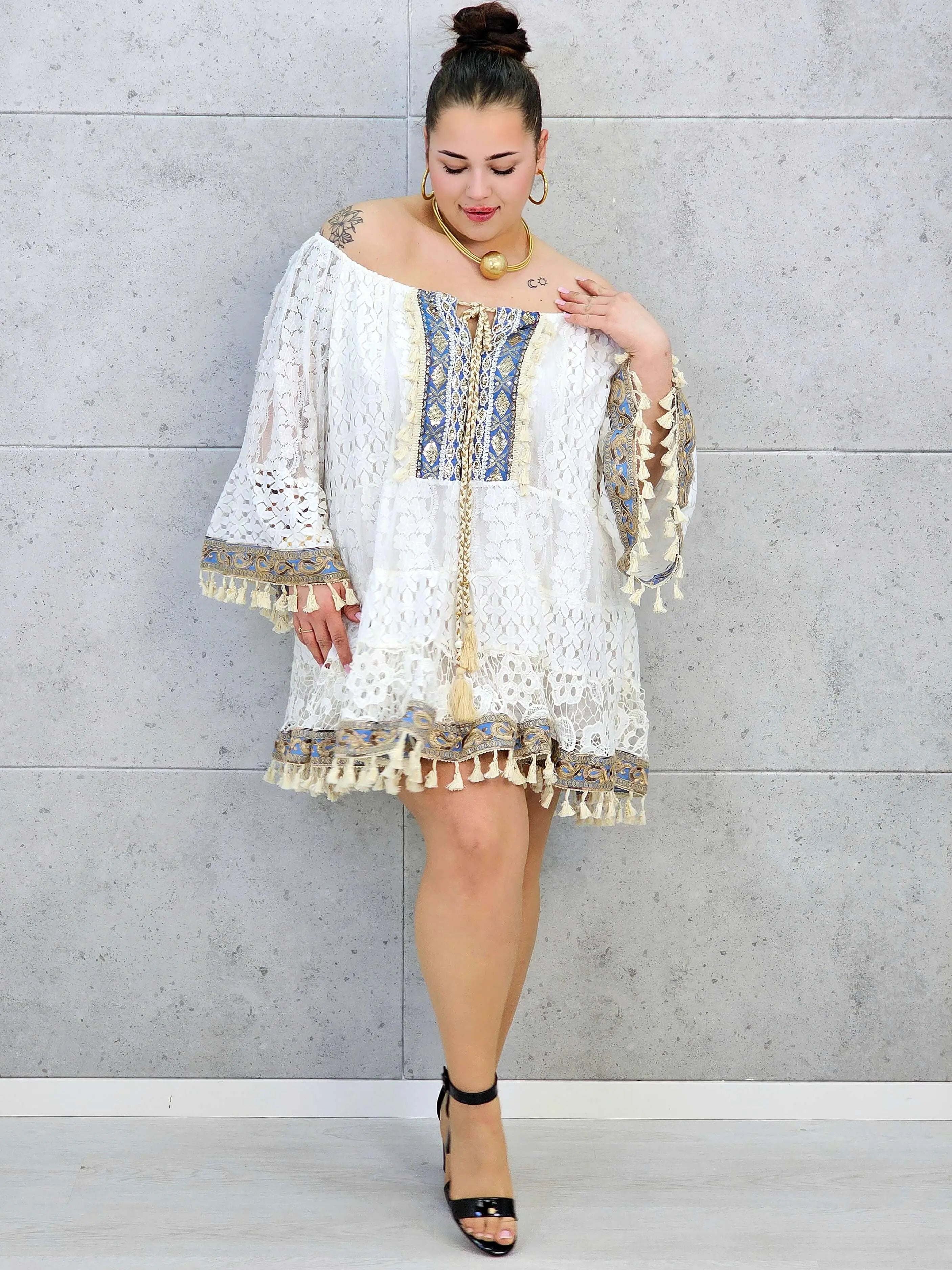 Sukienka plus size koronkowa boho z frędzlami – biała Stylowa XL