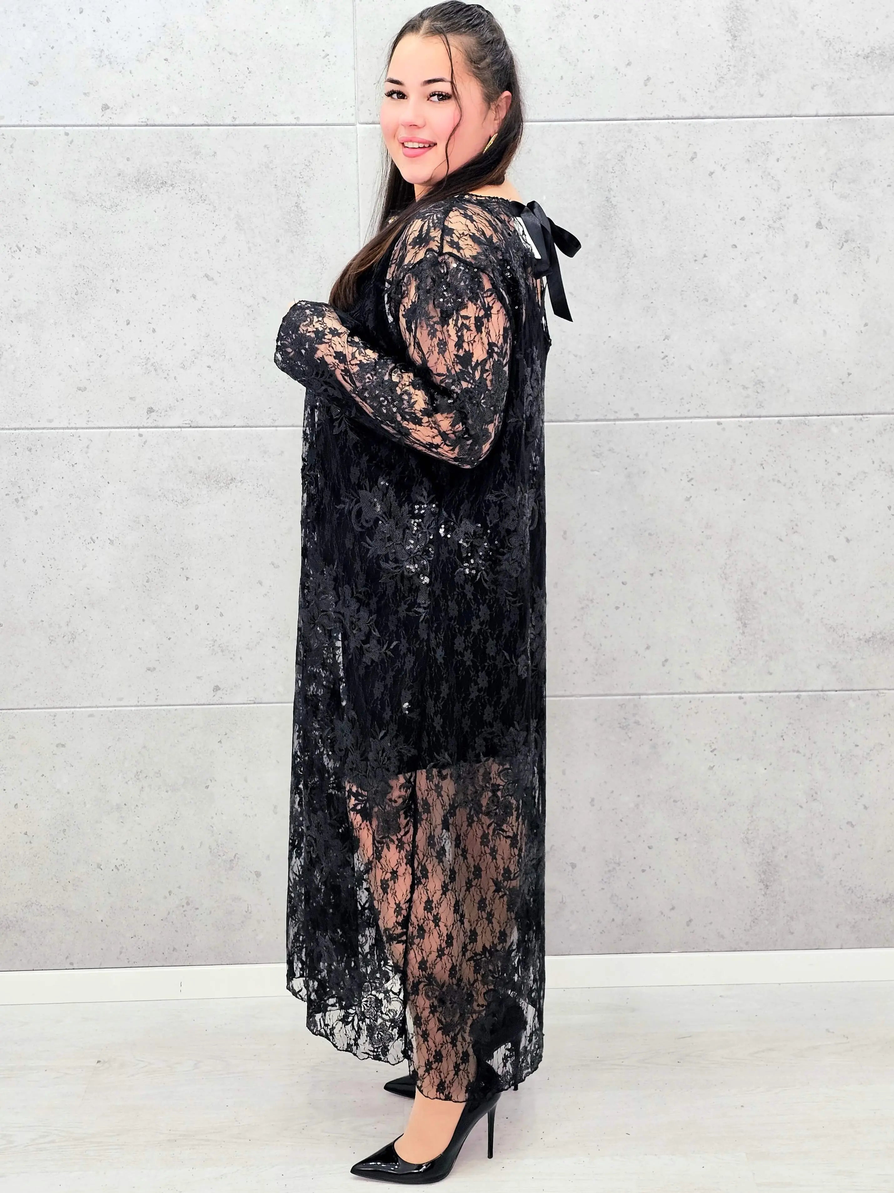 Sukienka plus size koronkowa czarna z cekinami – elegancka moda plus size Stylowa XL