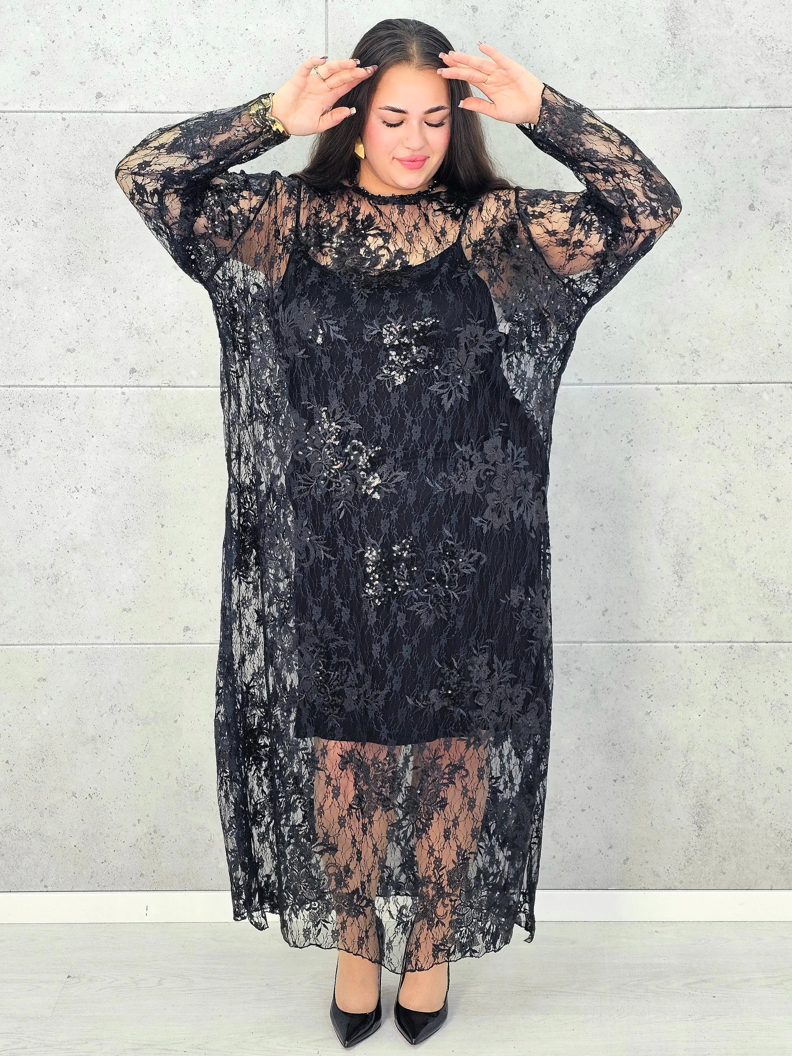 Sukienka plus size koronkowa czarna z cekinami – elegancka moda plus size Stylowa XL