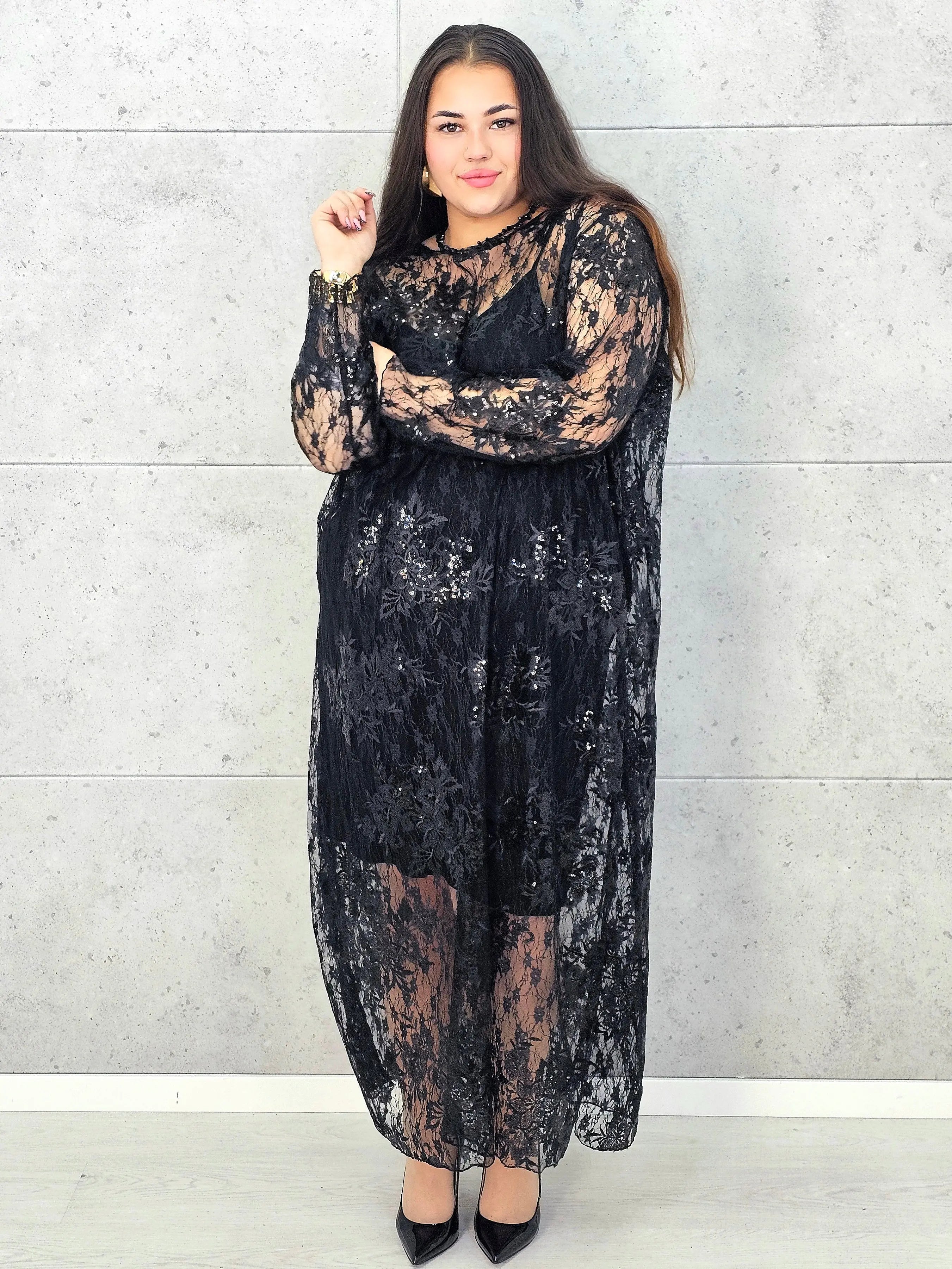 Sukienka plus size koronkowa czarna z cekinami – elegancka moda plus size Stylowa XL