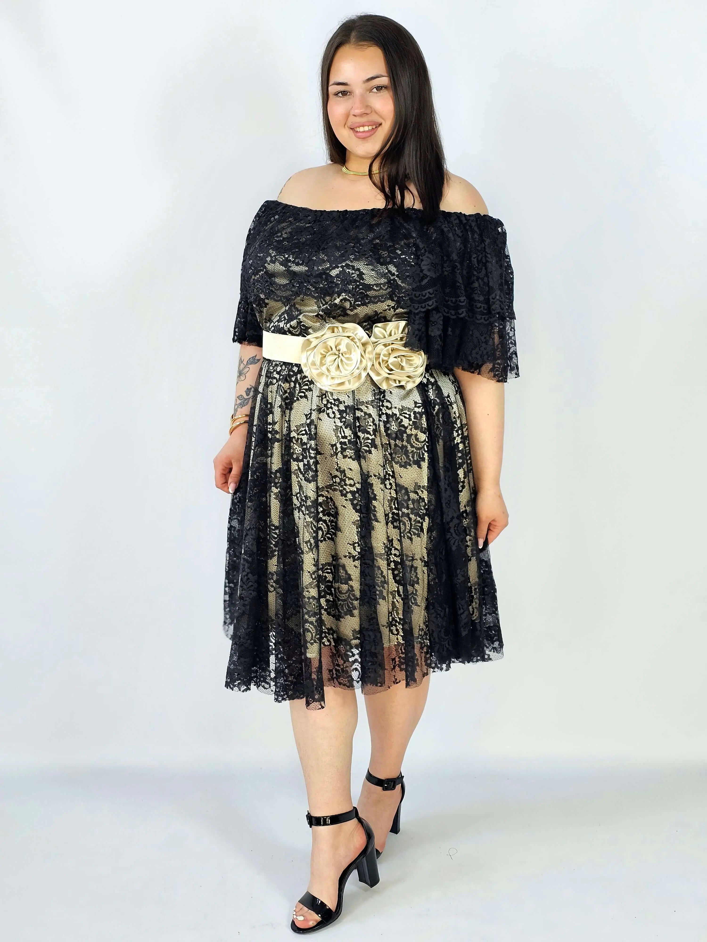 Sukienka plus size koronkowa z paskiem – elegancja i kobiecość w stylu XXL Stylowa XL