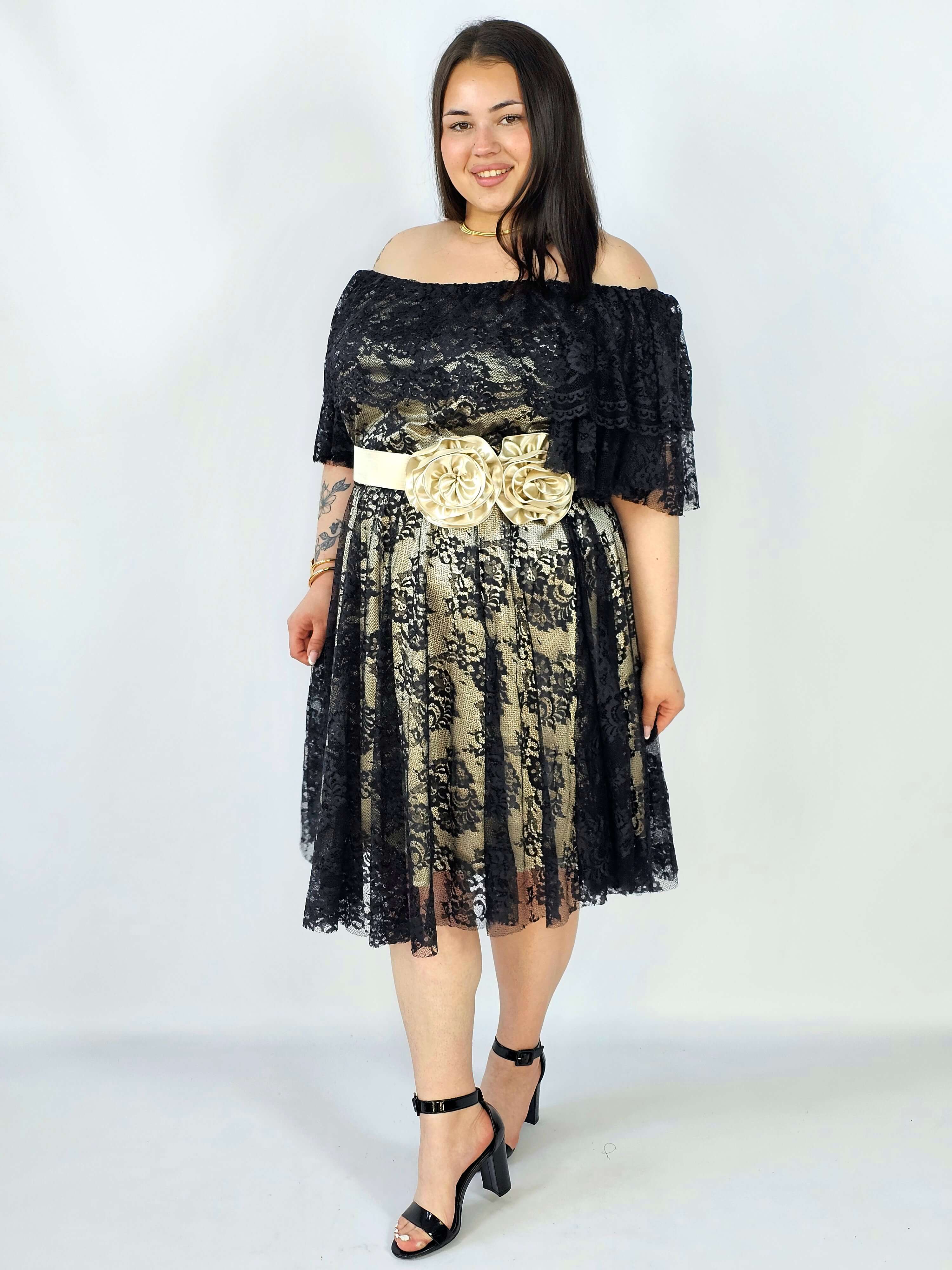 Sukienka plus size koronkowa z paskiem – elegancja i kobiecość w stylu XXL Stylowa XL