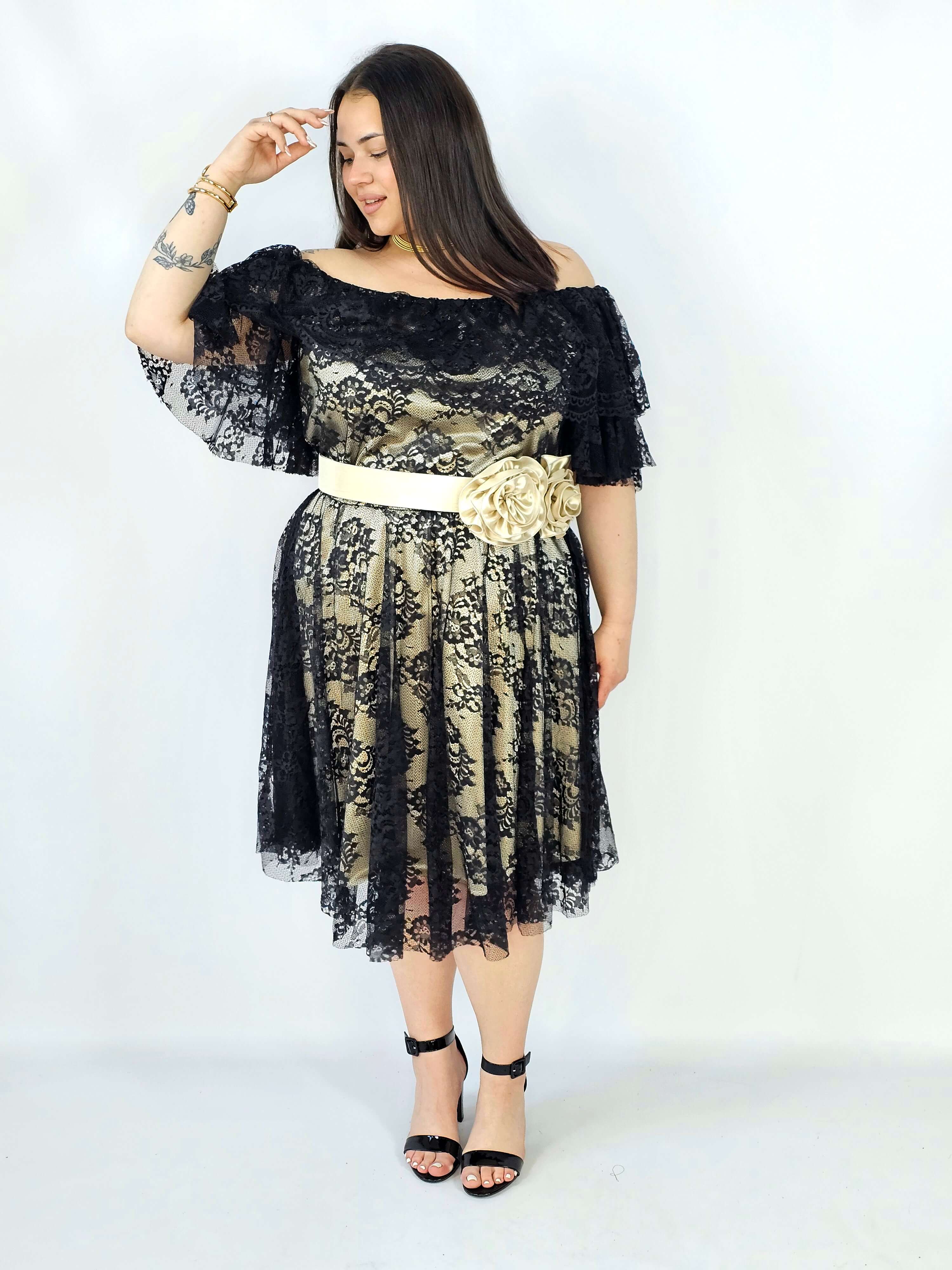 Sukienka plus size koronkowa z paskiem – elegancja i kobiecość w stylu XXL Stylowa XL