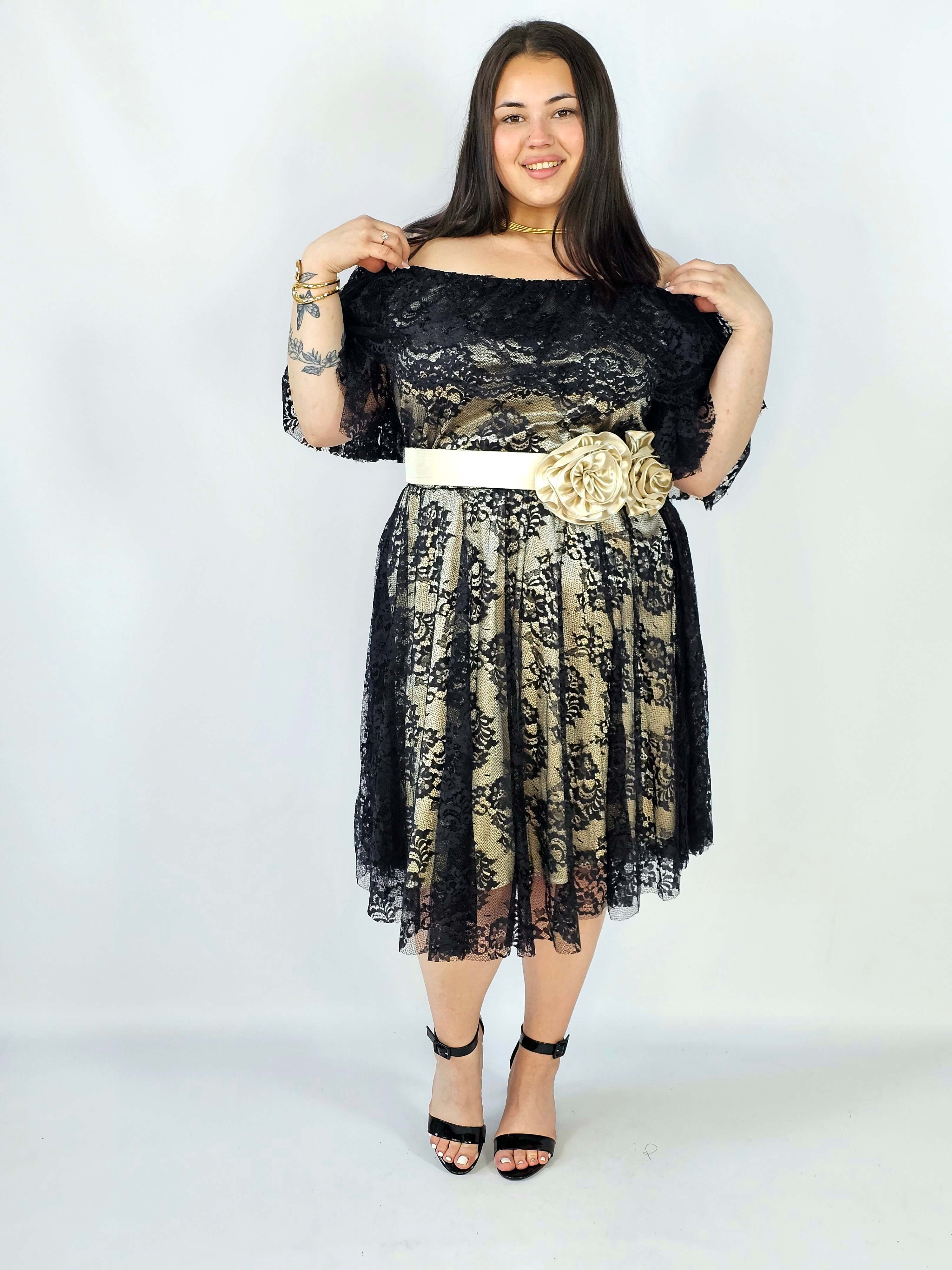 Sukienka plus size koronkowa z paskiem – elegancja i kobiecość w stylu XXL Stylowa XL