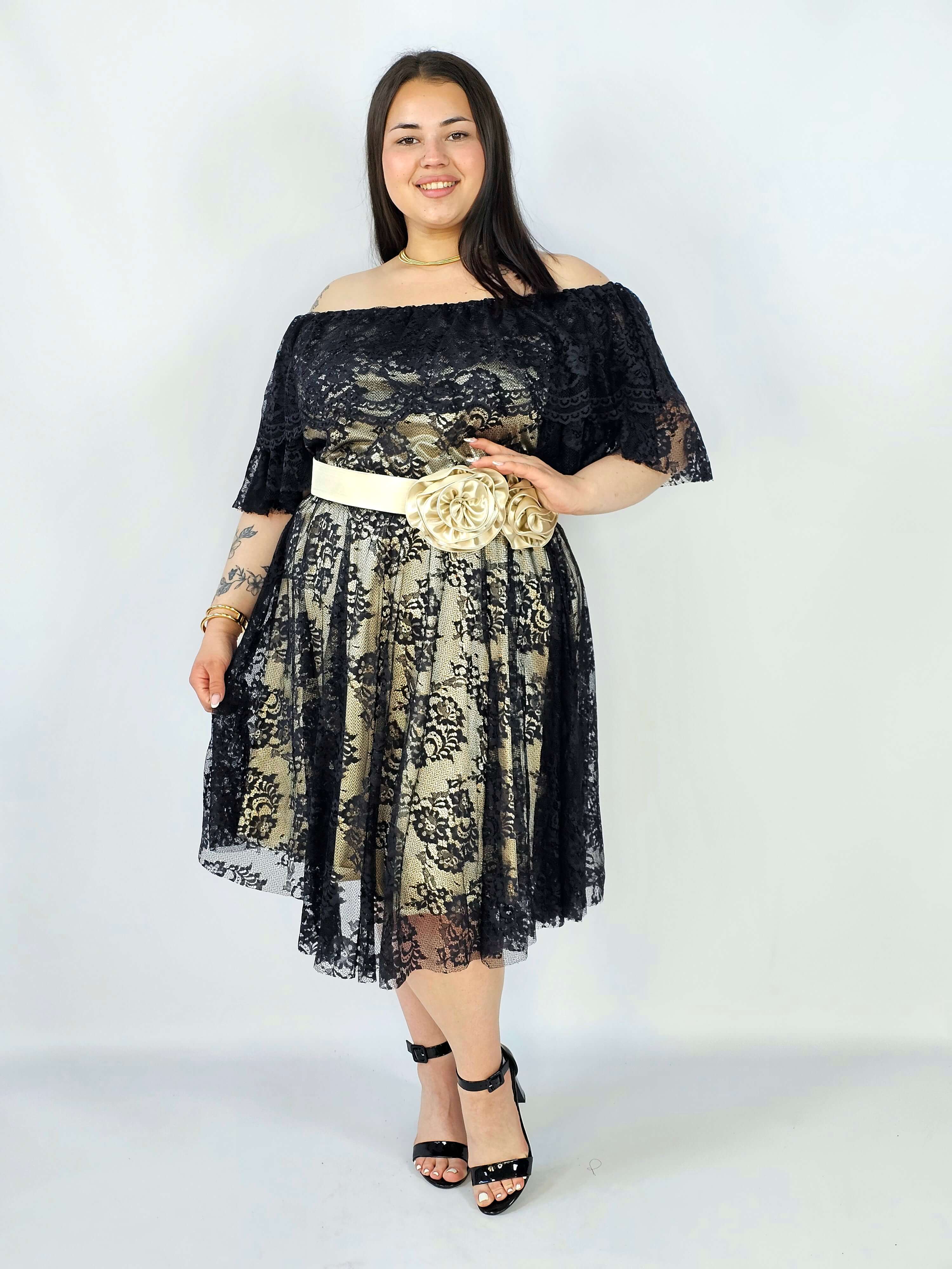 Sukienka plus size koronkowa z paskiem – elegancja i kobiecość w stylu XXL Stylowa XL