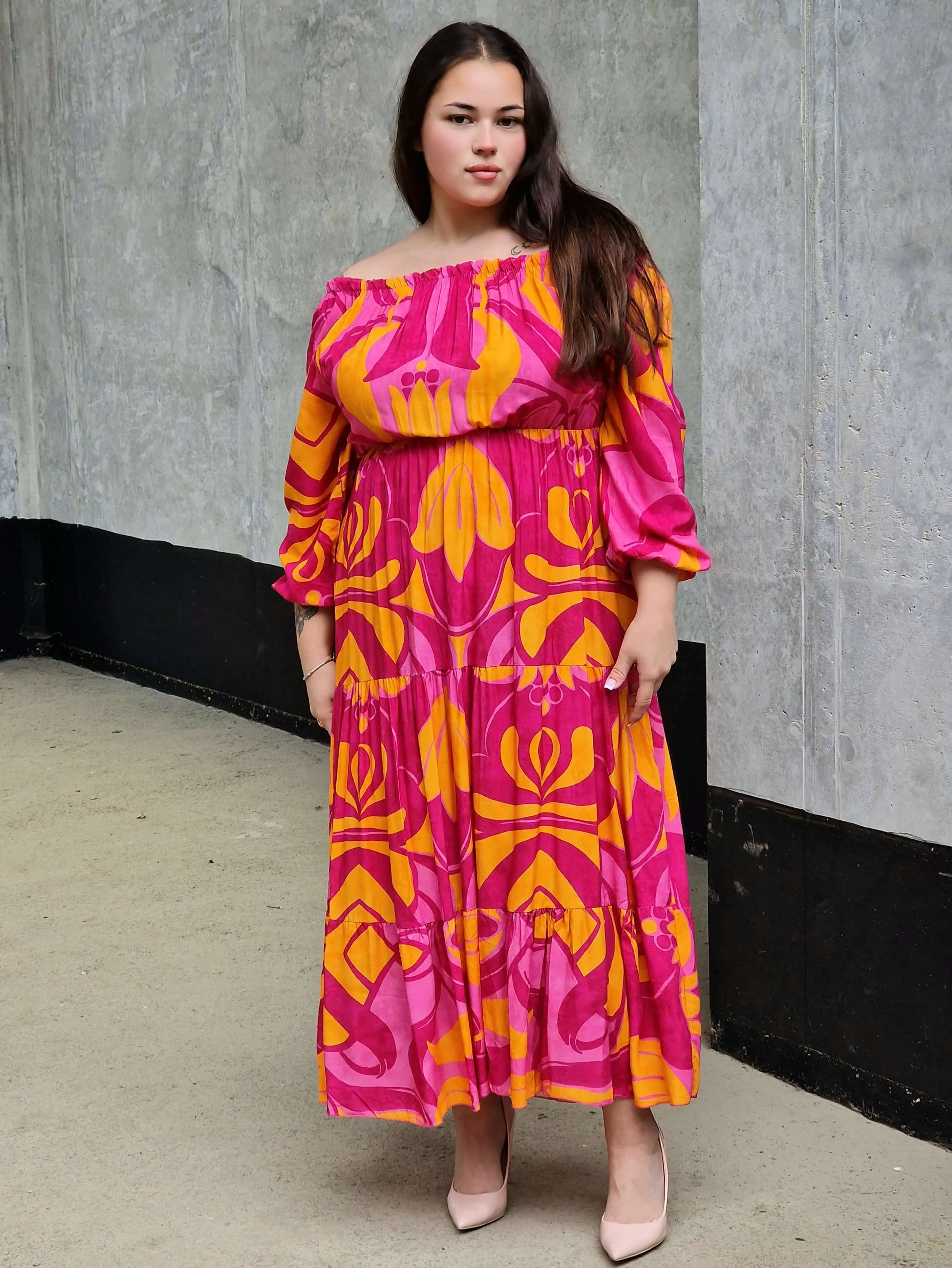 Sukienka plus size maxi – letnia energia i kobiecy styl Stylowa XL