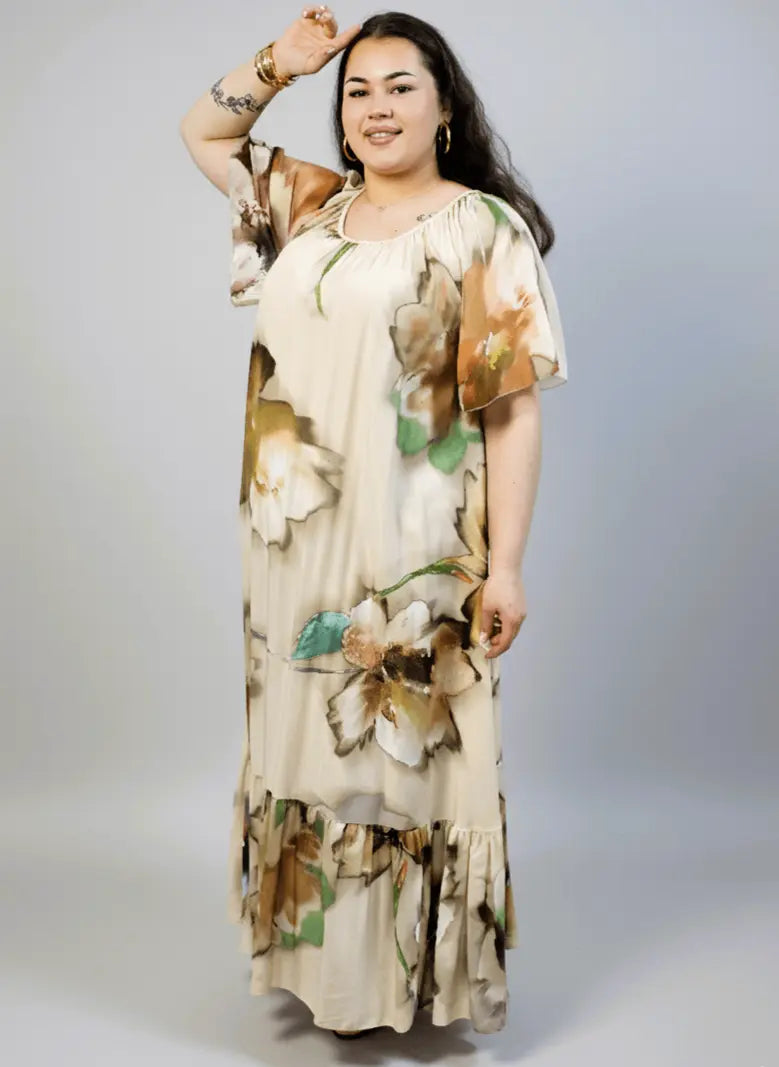 Sukienka plus size maxi beżowa w kwiaty – elegancka sukienka XXL z falbaną Stylowa XL