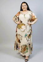 Sukienka plus size maxi beżowa w kwiaty – elegancka sukienka XXL z falbaną Stylowa XL