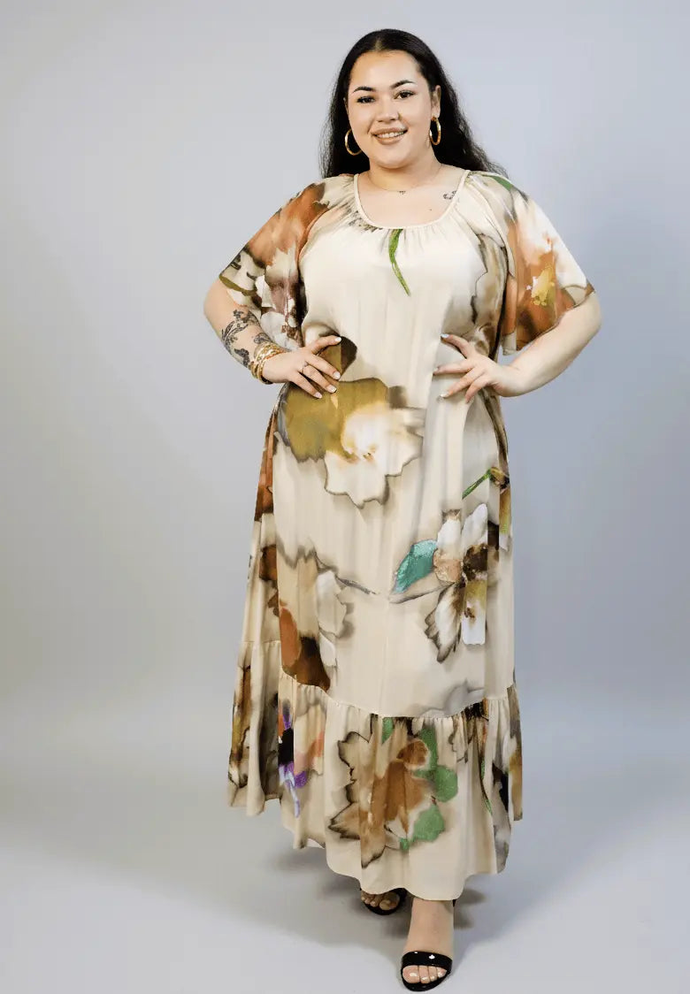 Sukienka plus size maxi beżowa w kwiaty – elegancka sukienka XXL z falbaną Stylowa XL