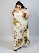 Sukienka plus size maxi beżowa w kwiaty – elegancka sukienka XXL z falbaną Stylowa XL