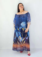 Sukienka plus size maxi hiszpanka z kwiatowym printem w odcieniach niebieskiego Stylowa XL