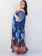 Sukienka plus size maxi hiszpanka z kwiatowym printem w odcieniach niebieskiego Stylowa XL
