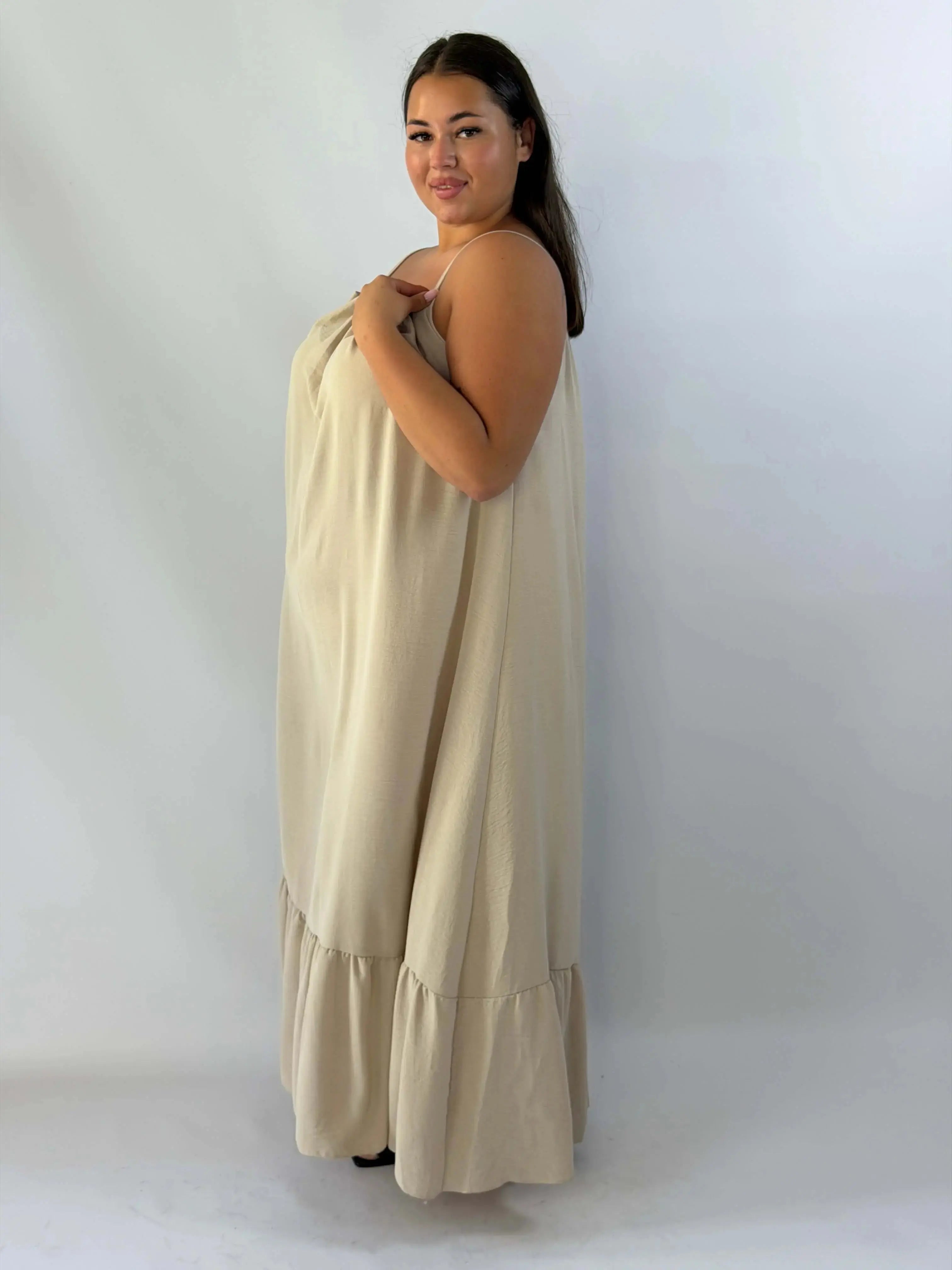 Sukienka plus size maxi na ramiączkach – lekka i kobieca propozycja na lato Stylowa XL