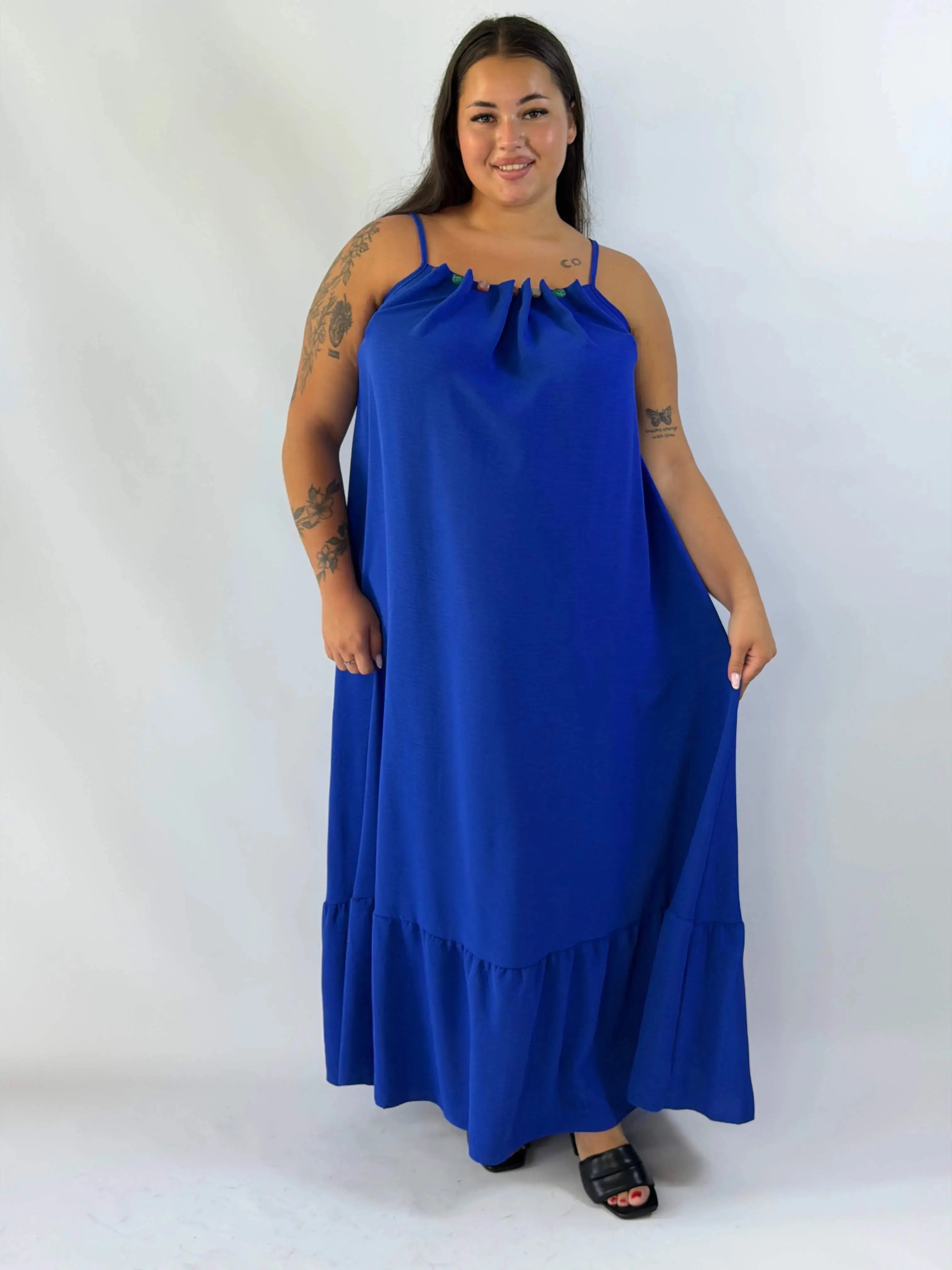 Sukienka plus size maxi na ramiączkach – lekka i kobieca propozycja na lato Stylowa XL
