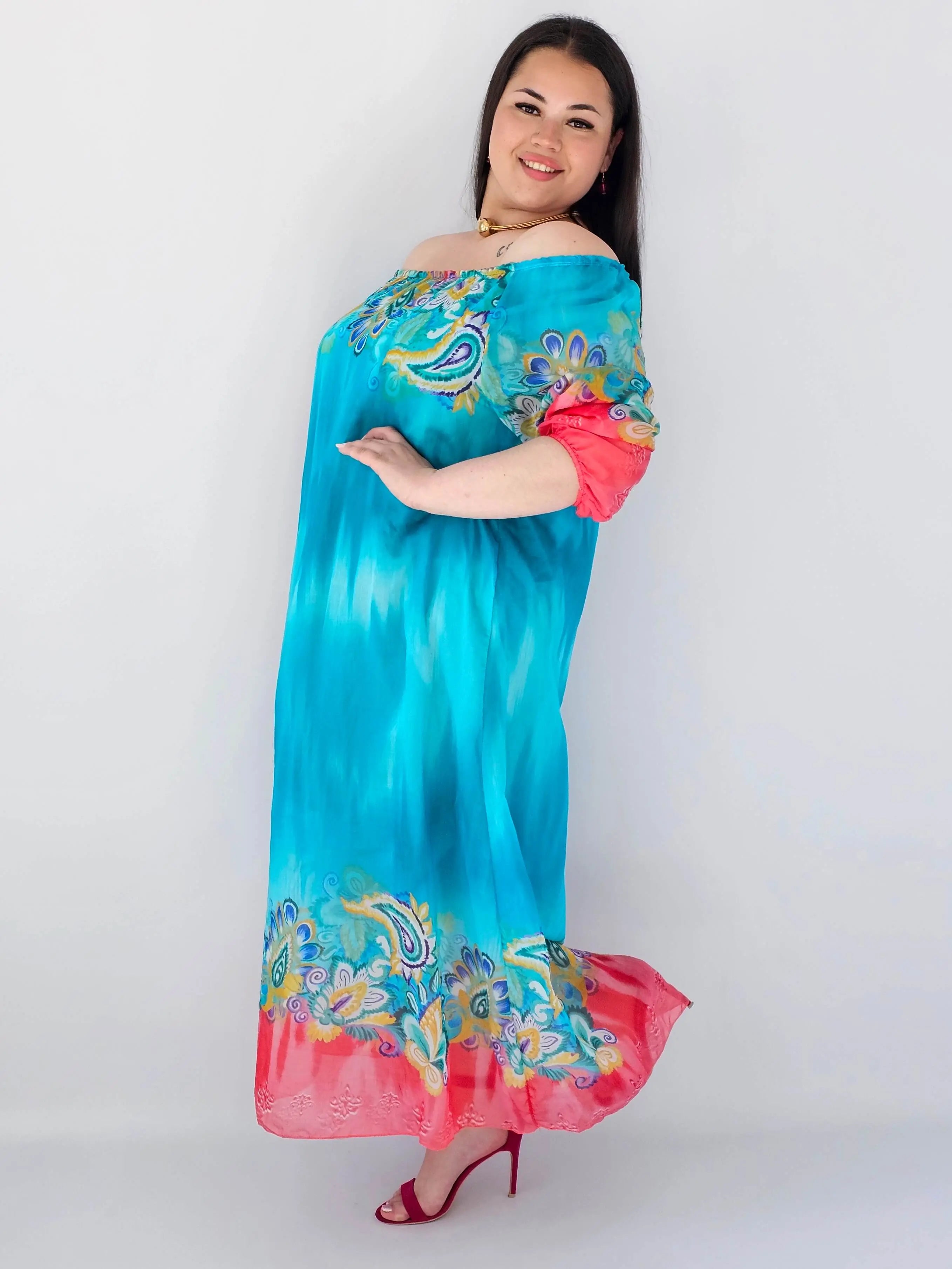 Sukienka plus size  maxi turkusowa z etnicznym wzorem i koralowymi akcentami Stylowa XL
