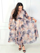 Sukienka plus size maxi w kwiaty z kopertowym dekoltem – elegancka moda plus size Stylowa XL