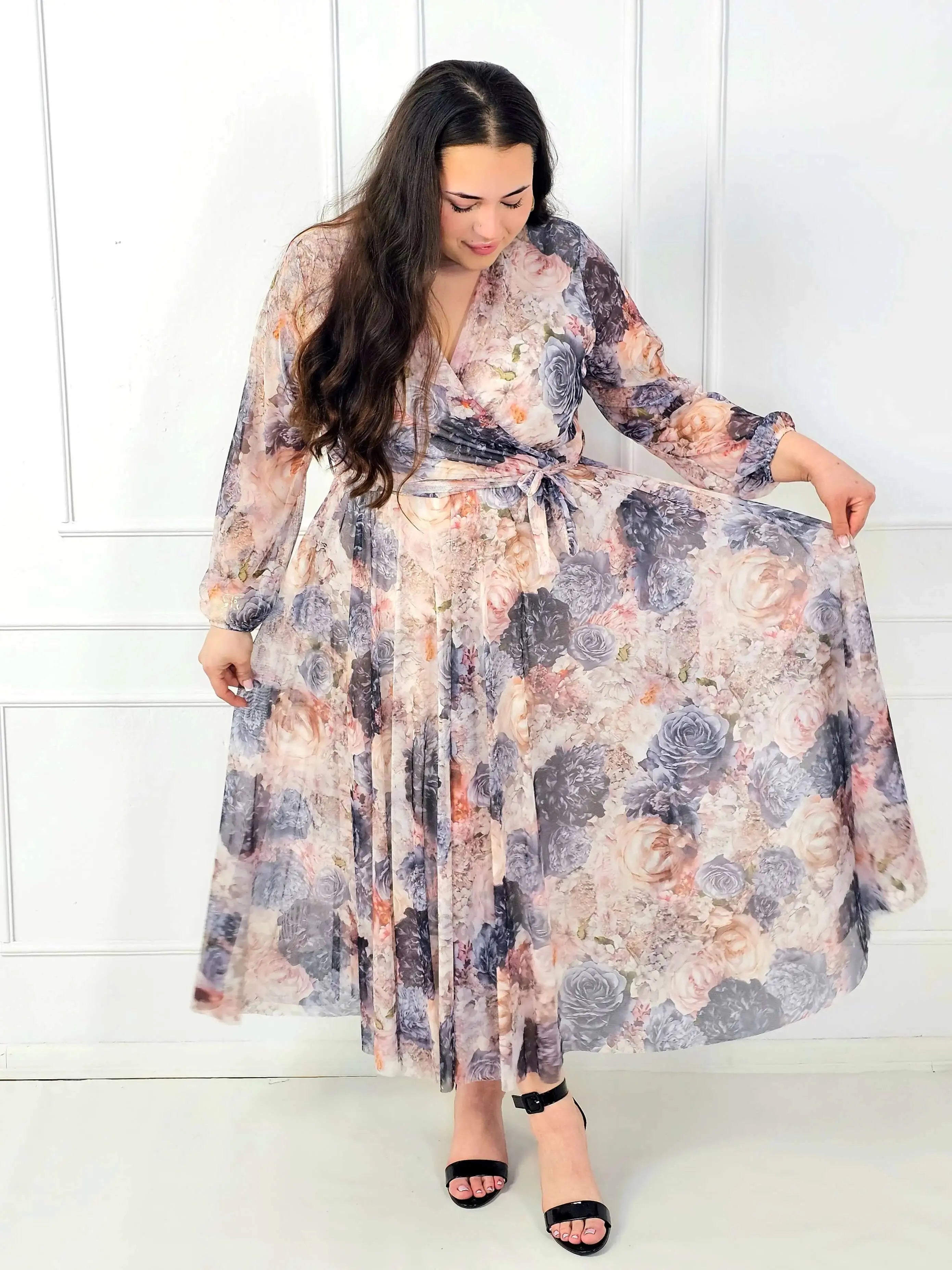 Sukienka plus size maxi w kwiaty z kopertowym dekoltem – elegancka moda plus size Stylowa XL