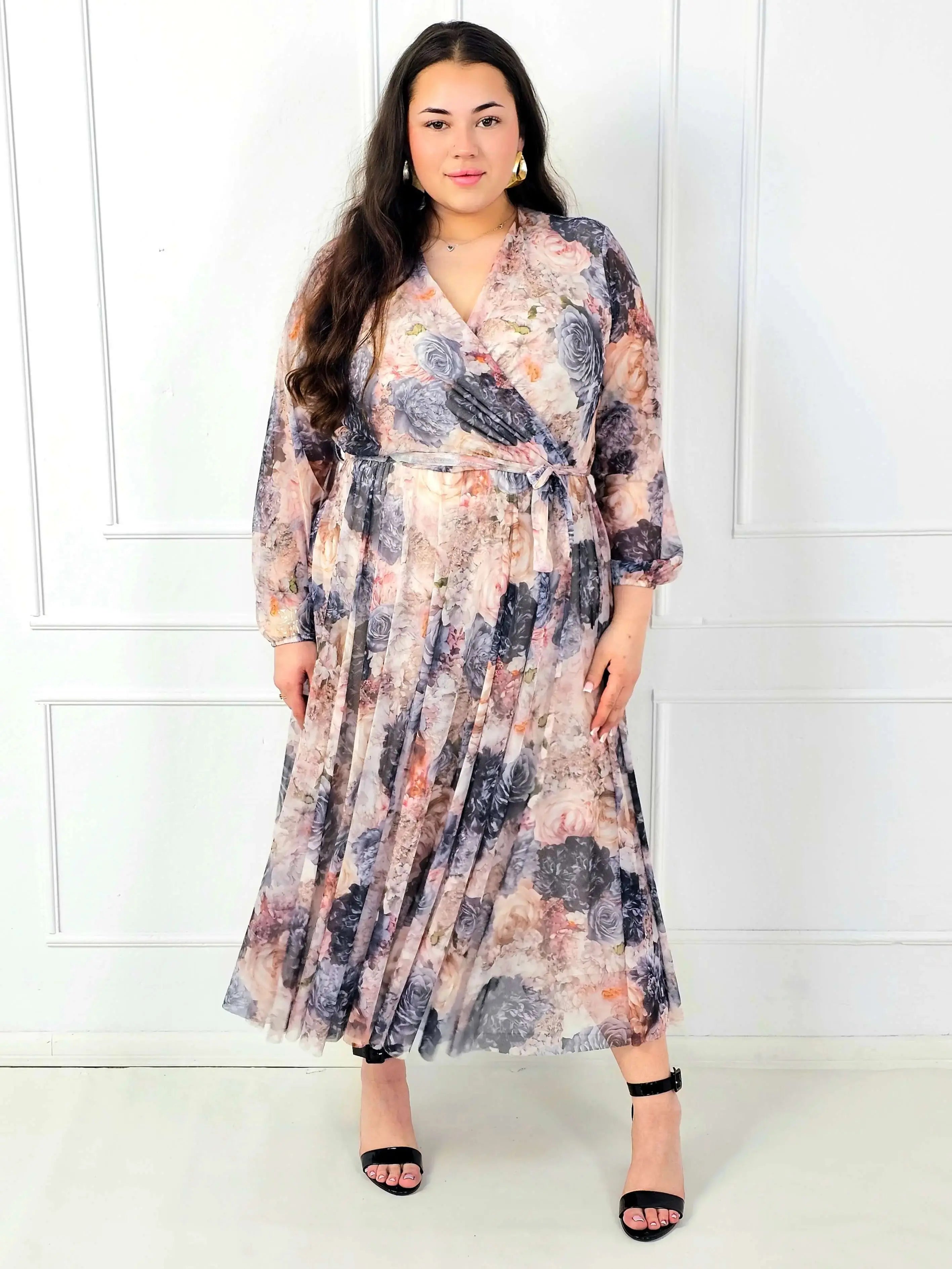 Sukienka plus size maxi w kwiaty z kopertowym dekoltem – elegancka moda plus size Stylowa XL
