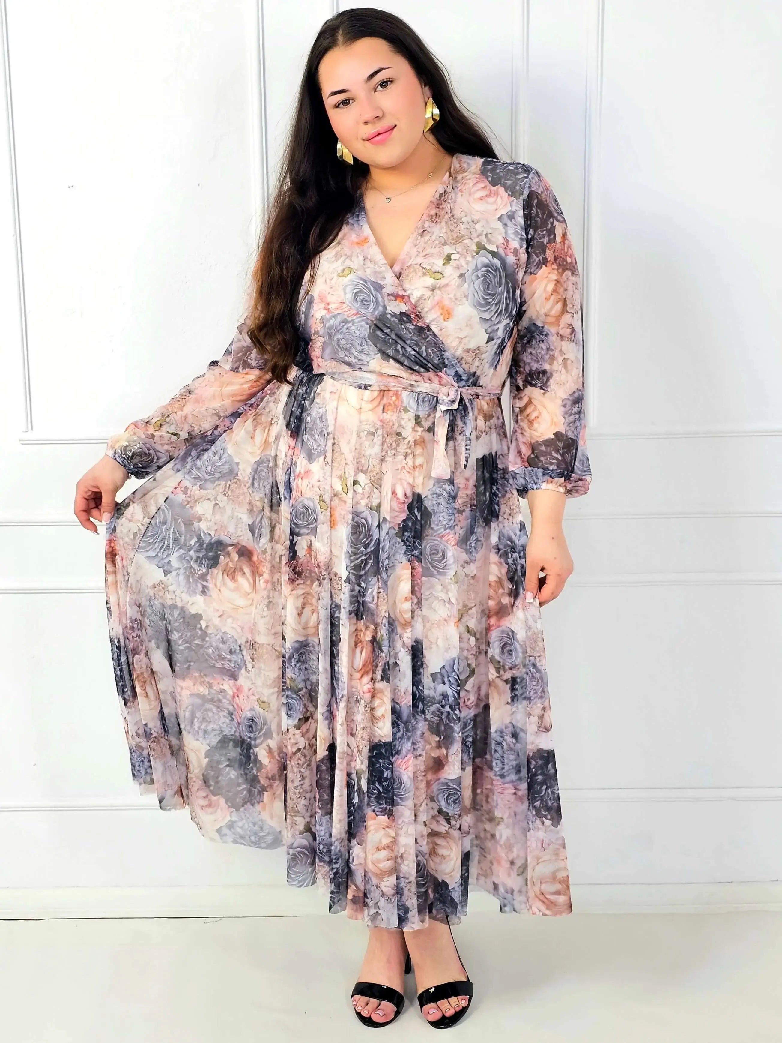 Sukienka plus size maxi w kwiaty z kopertowym dekoltem – elegancka moda plus size Stylowa XL