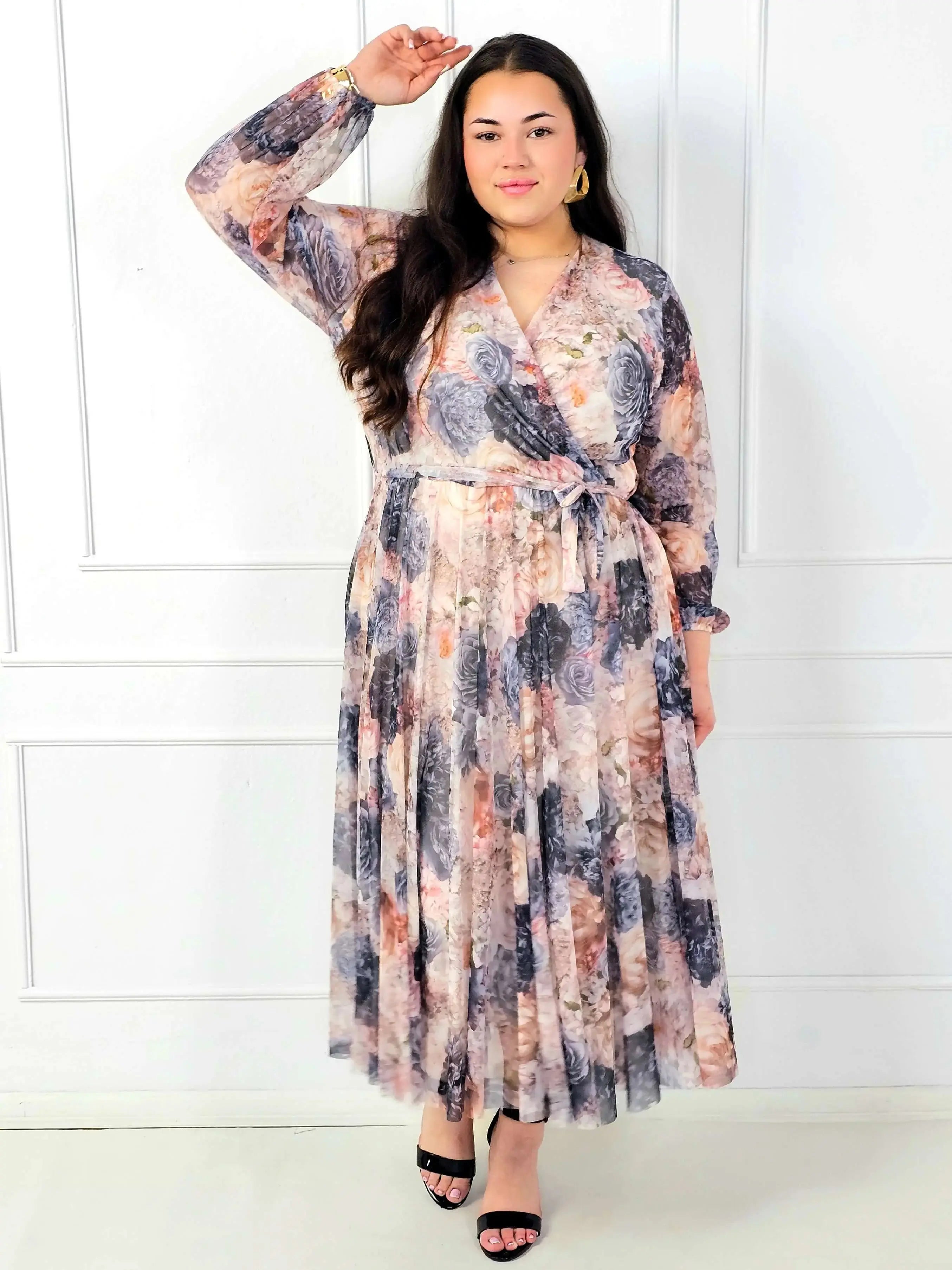 Sukienka plus size maxi w kwiaty z kopertowym dekoltem – elegancka moda plus size Stylowa XL