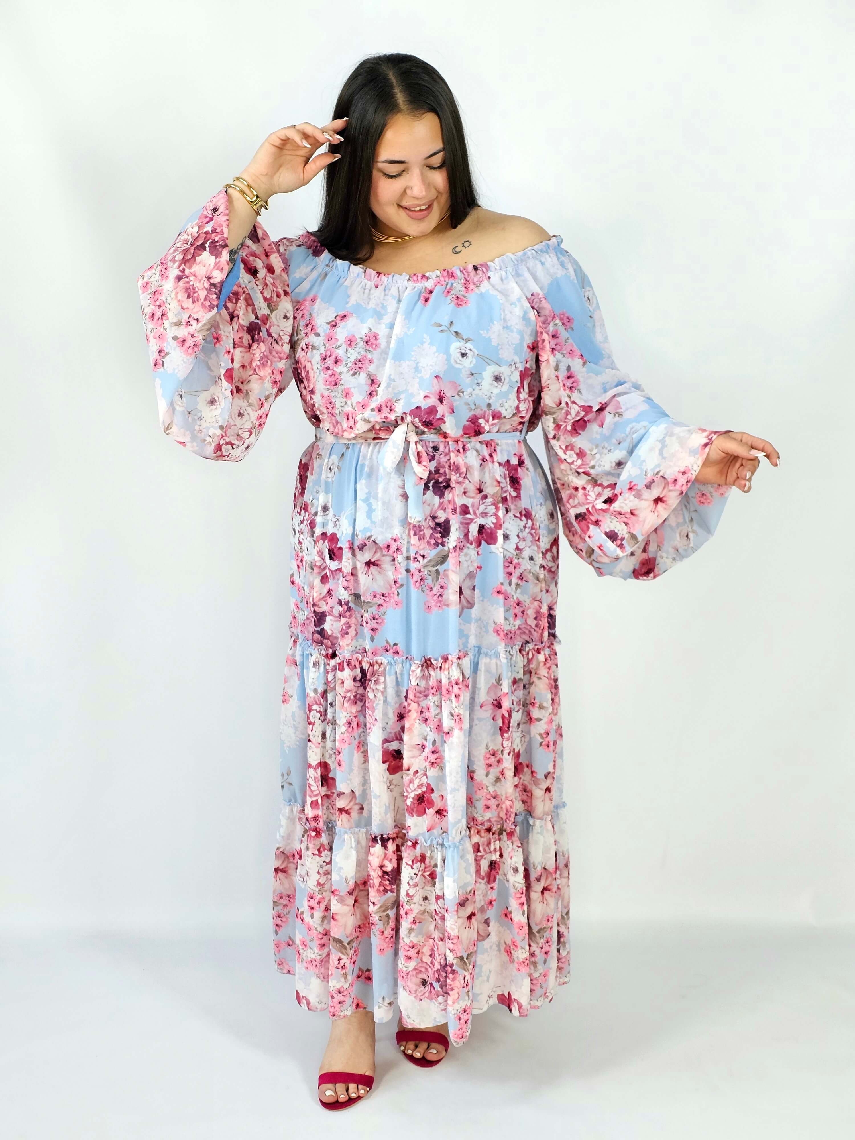 Sukienka plus size maxi w kwiaty z wiązaniem – romantyczna i zwiewna stylizacja XXL Stylowa XL
