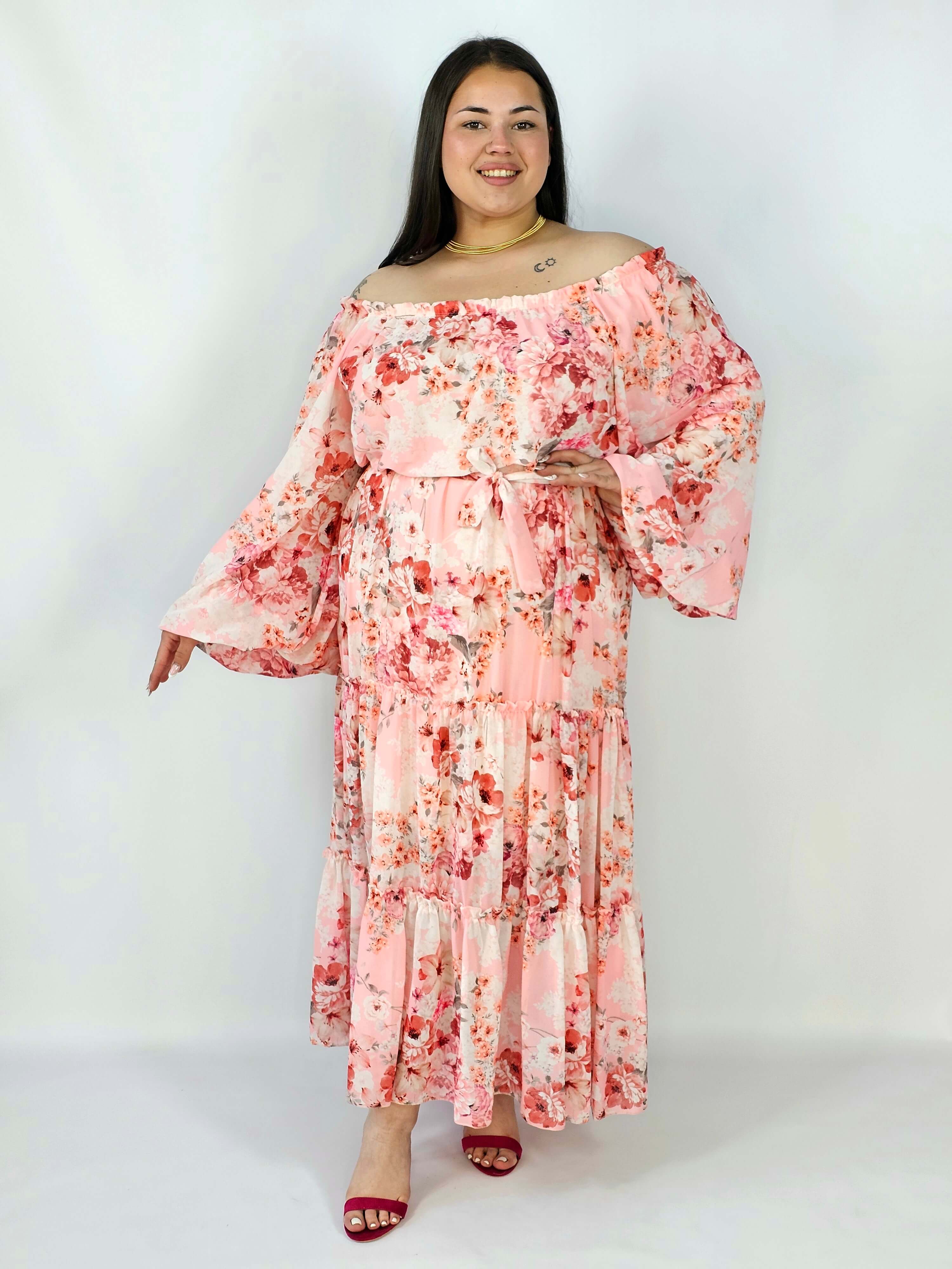 Sukienka plus size maxi w kwiaty z wiązaniem – romantyczna i zwiewna stylizacja XXL Stylowa XL