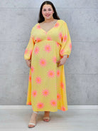 Sukienka plus size maxi z głębokim dekoltem i energetycznym wakacyjnym wzorem Stylowa XL