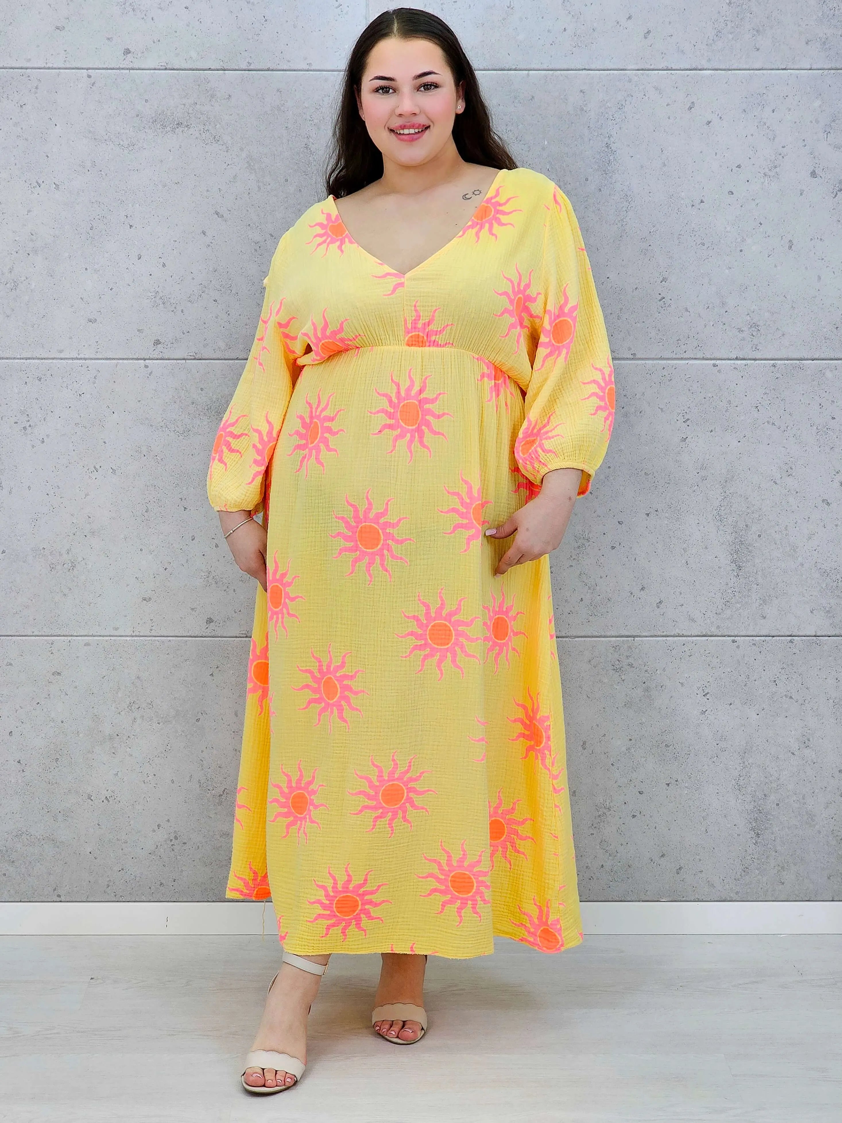 Sukienka plus size maxi z głębokim dekoltem i energetycznym wakacyjnym wzorem Stylowa XL