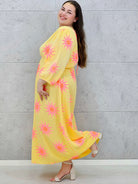 Sukienka plus size maxi z głębokim dekoltem i energetycznym wakacyjnym wzorem Stylowa XL