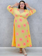 Sukienka plus size maxi z głębokim dekoltem i energetycznym wakacyjnym wzorem Stylowa XL