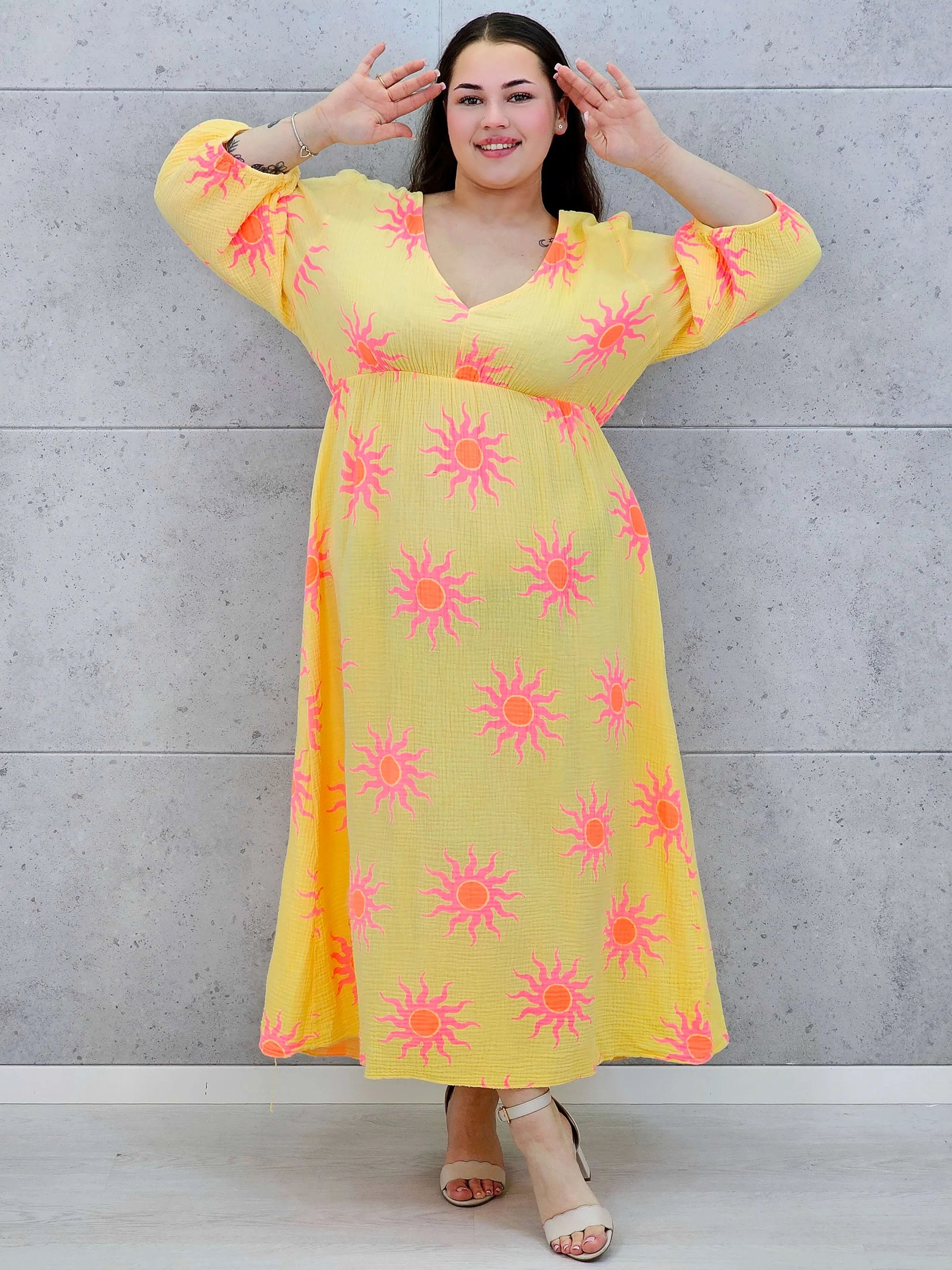 Sukienka plus size maxi z głębokim dekoltem i energetycznym wakacyjnym wzorem Stylowa XL