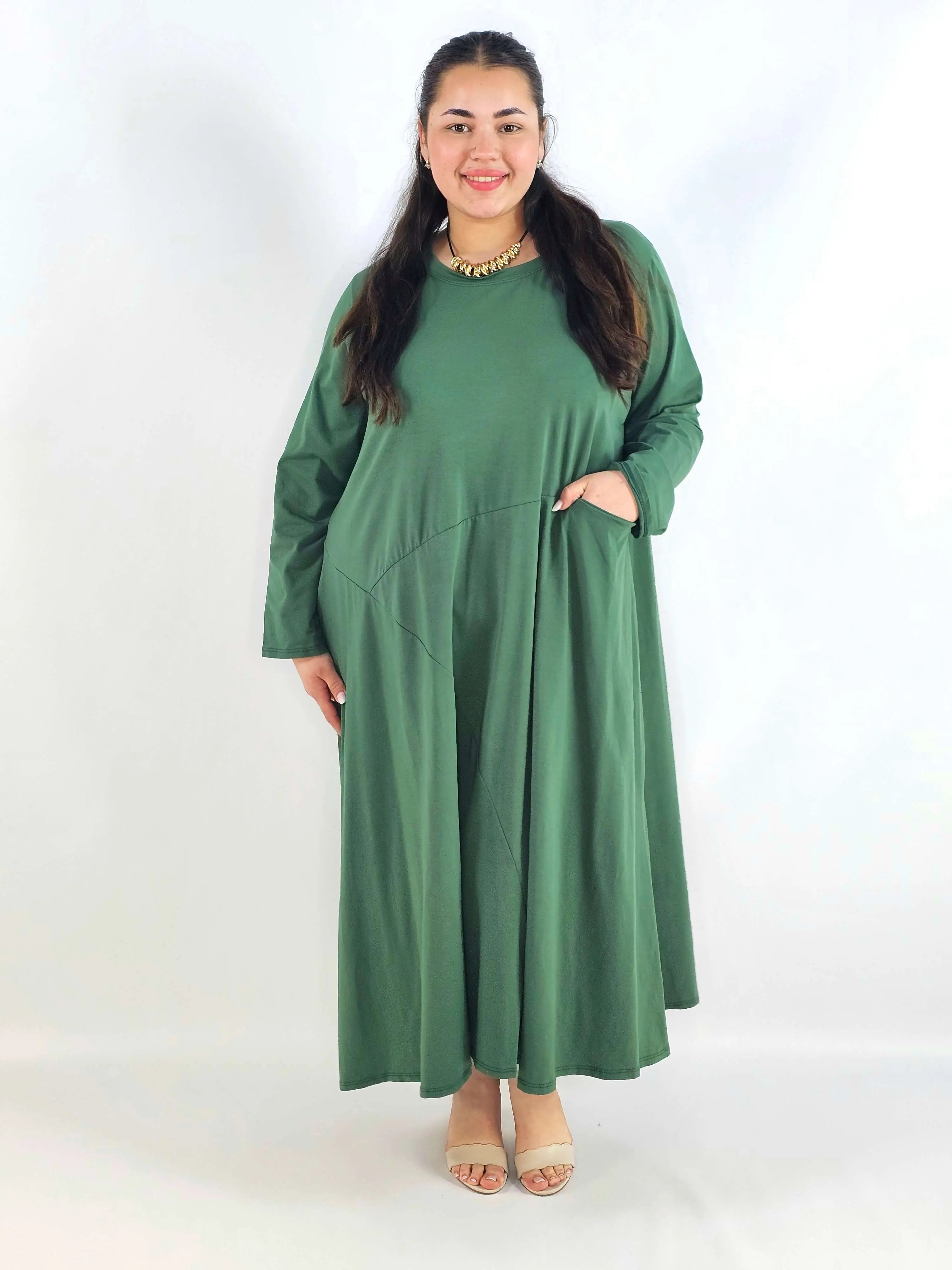 Sukienka plus size maxi z rękawem 3/4 i asymetrycznymi przeszyciami Stylowa XL